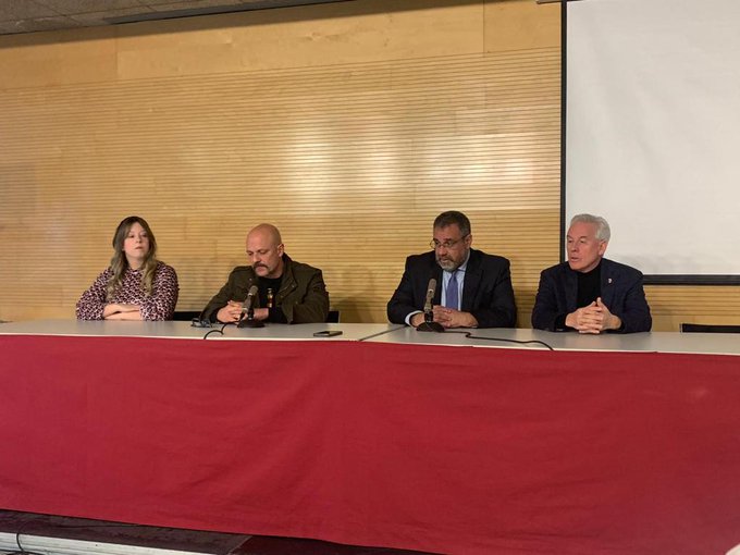 5 personas en una mesa