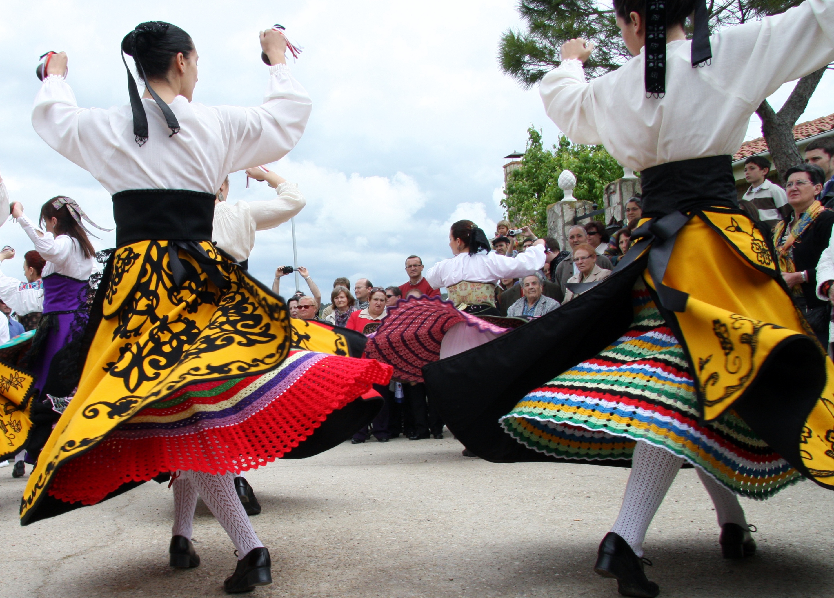 Calcetines y faldas de lana.