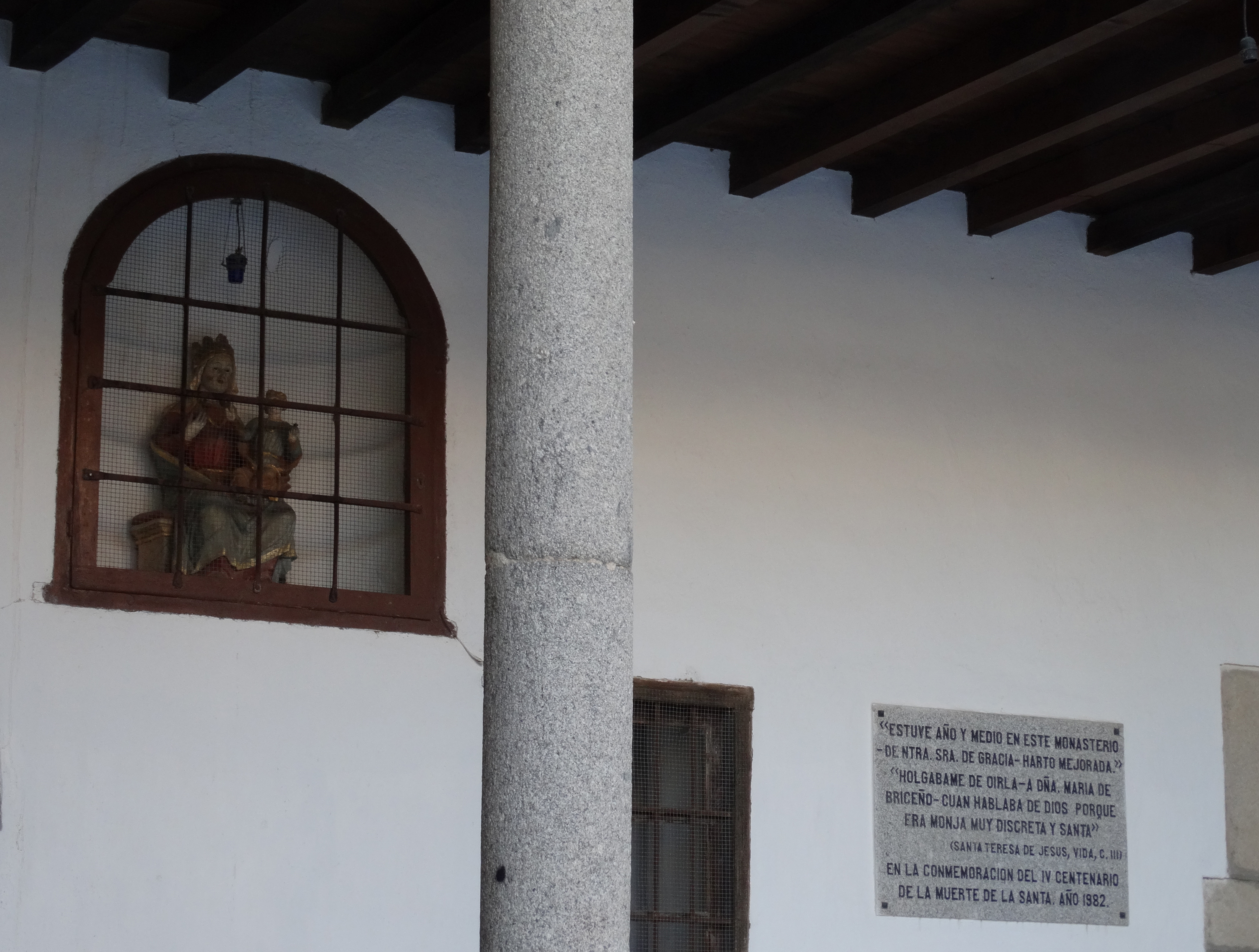 Placa explicativa con palabras de Teresa