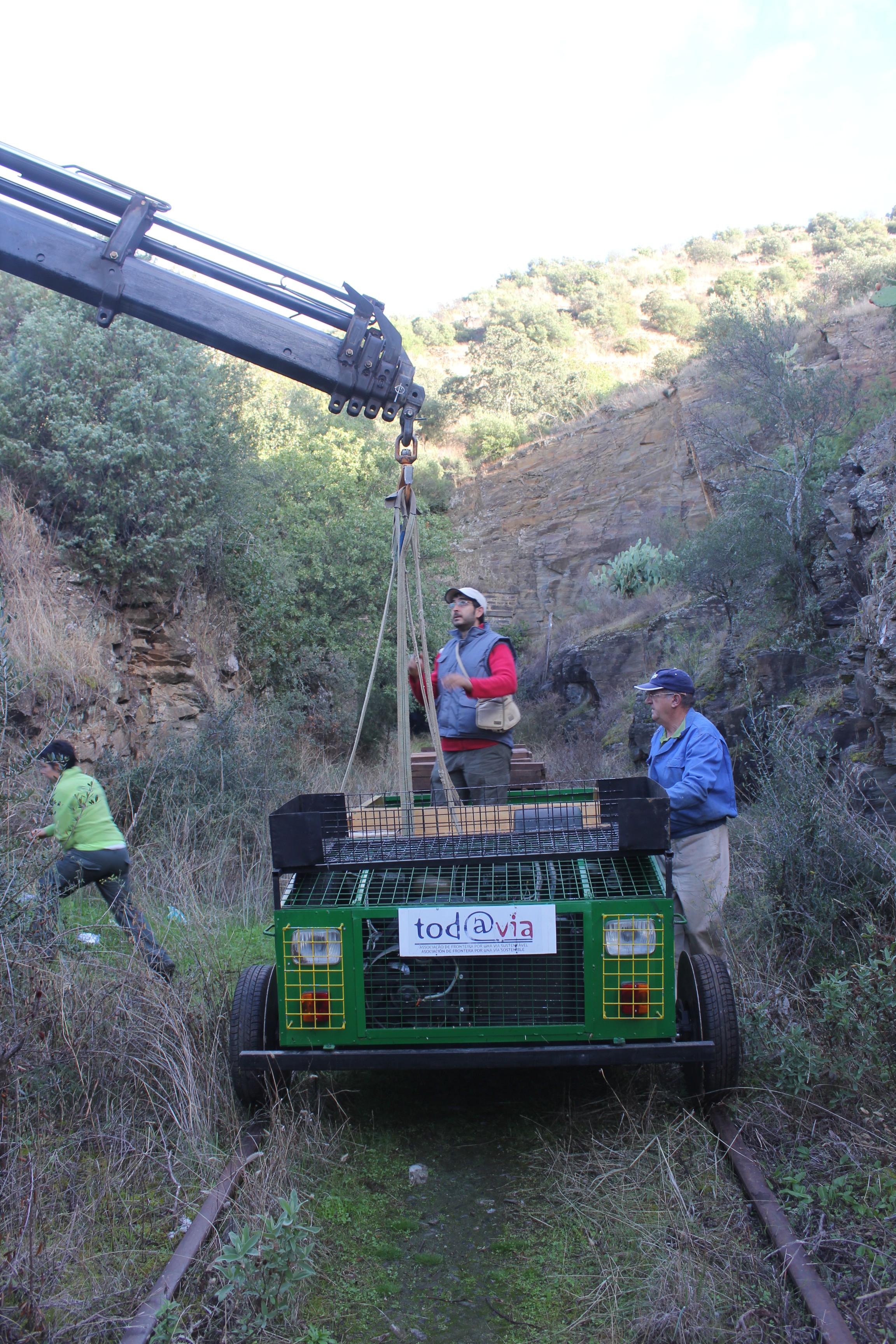 Vehículo GP-721 encarrilado