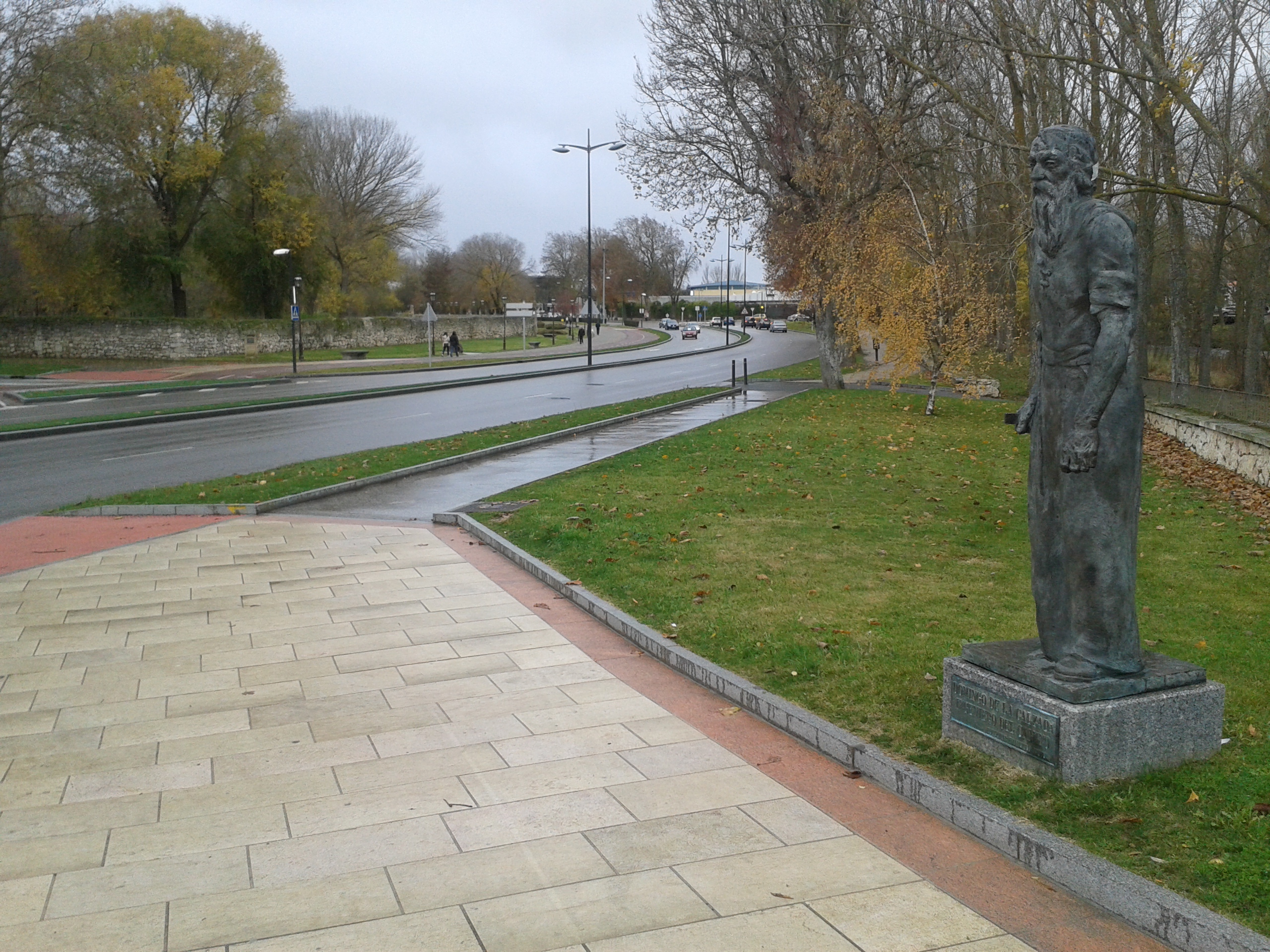 Estatua de Santo Domingo de la calzada y parque del parral