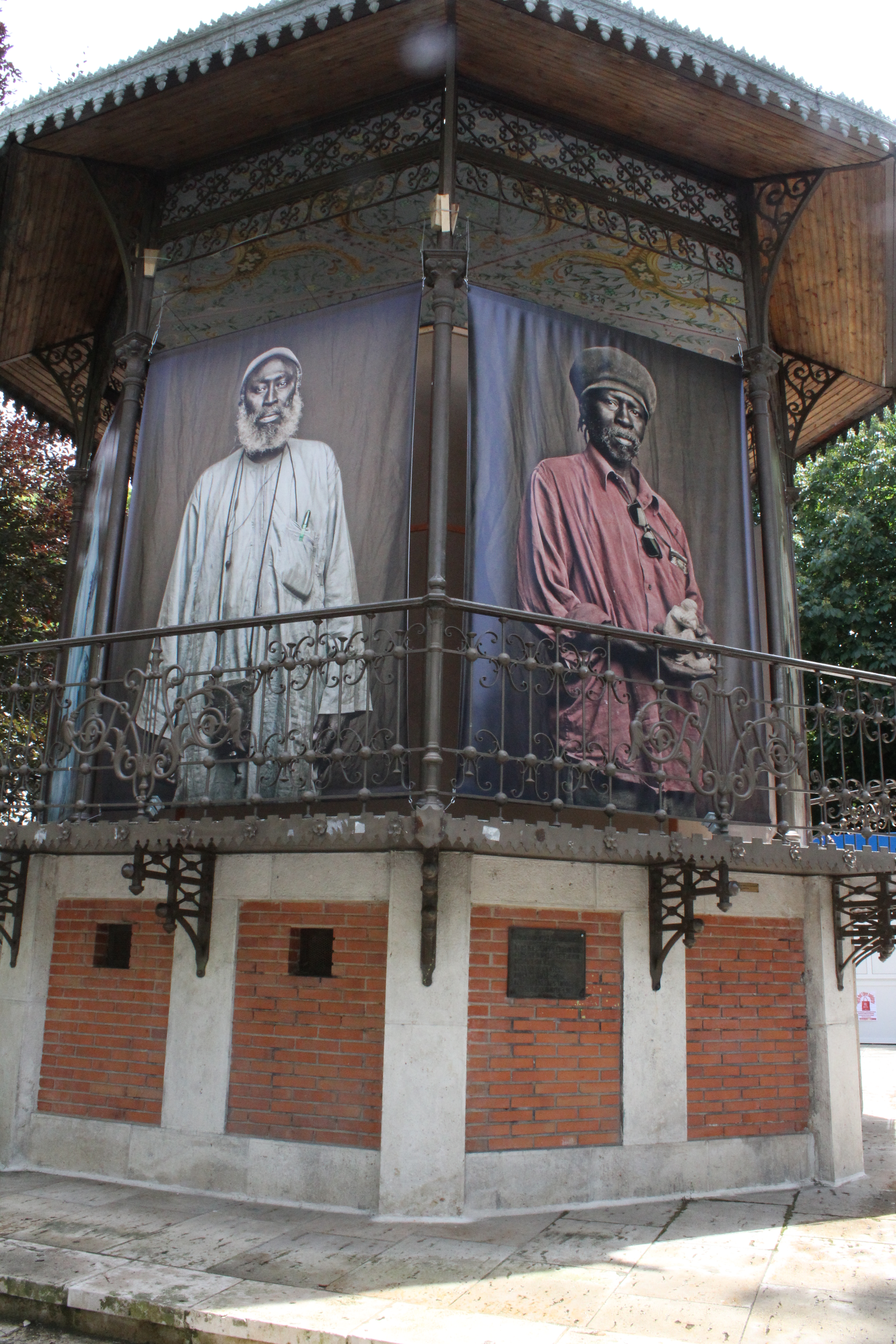 Personajes en el templete