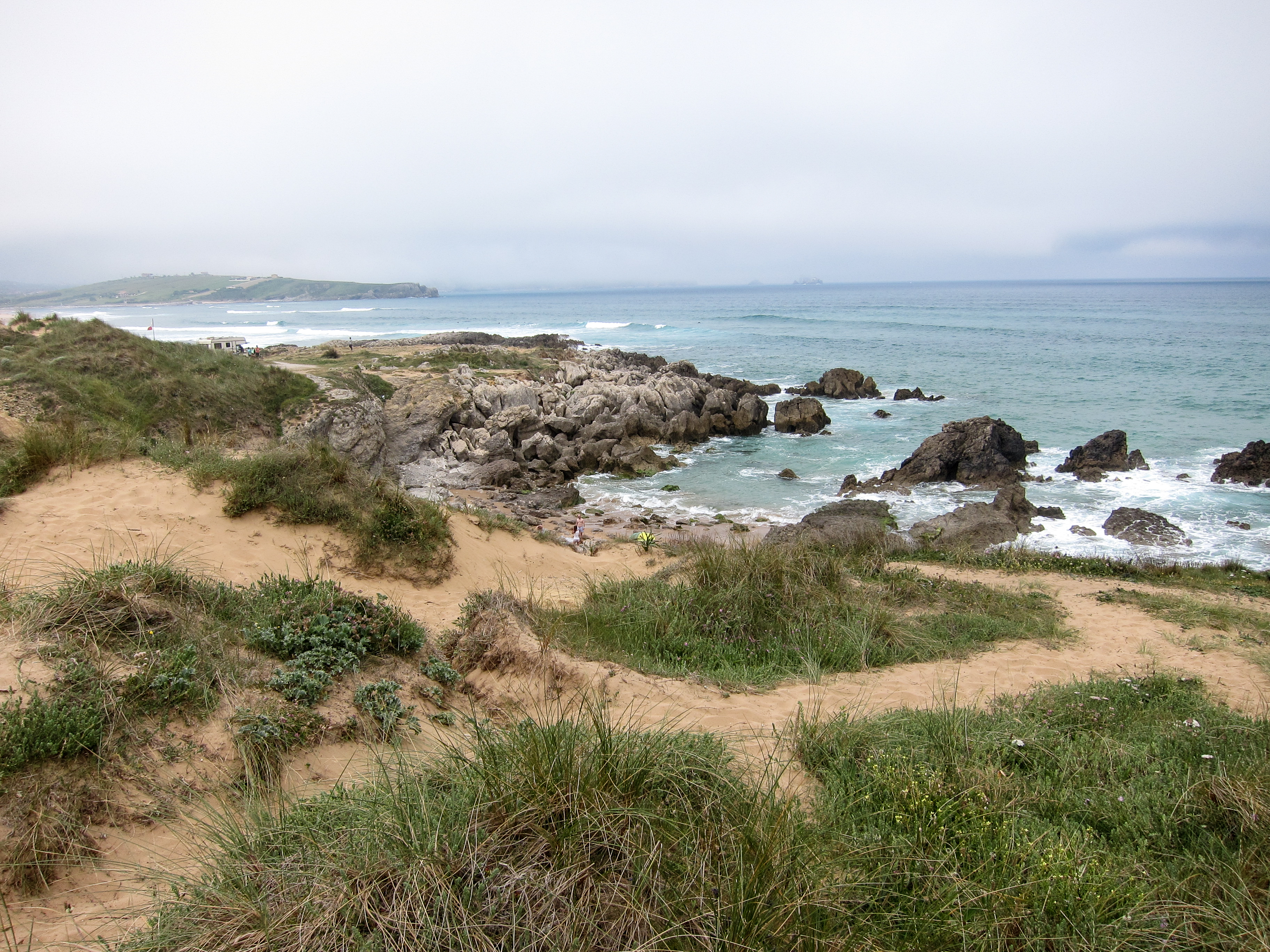 Playa con dunas y rocas