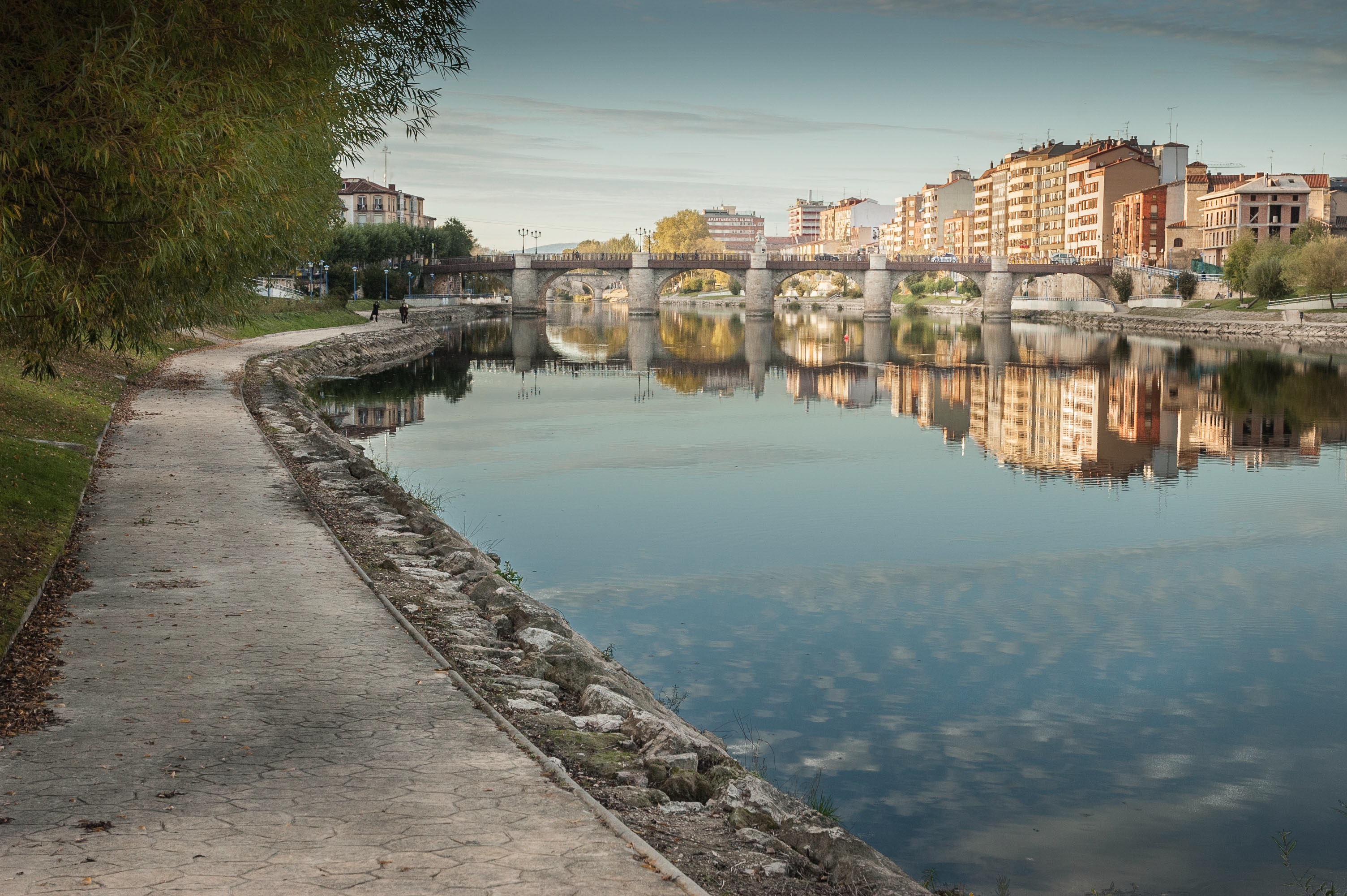 Río Ebro a su paso por la ciudad de Miranda de Ebro