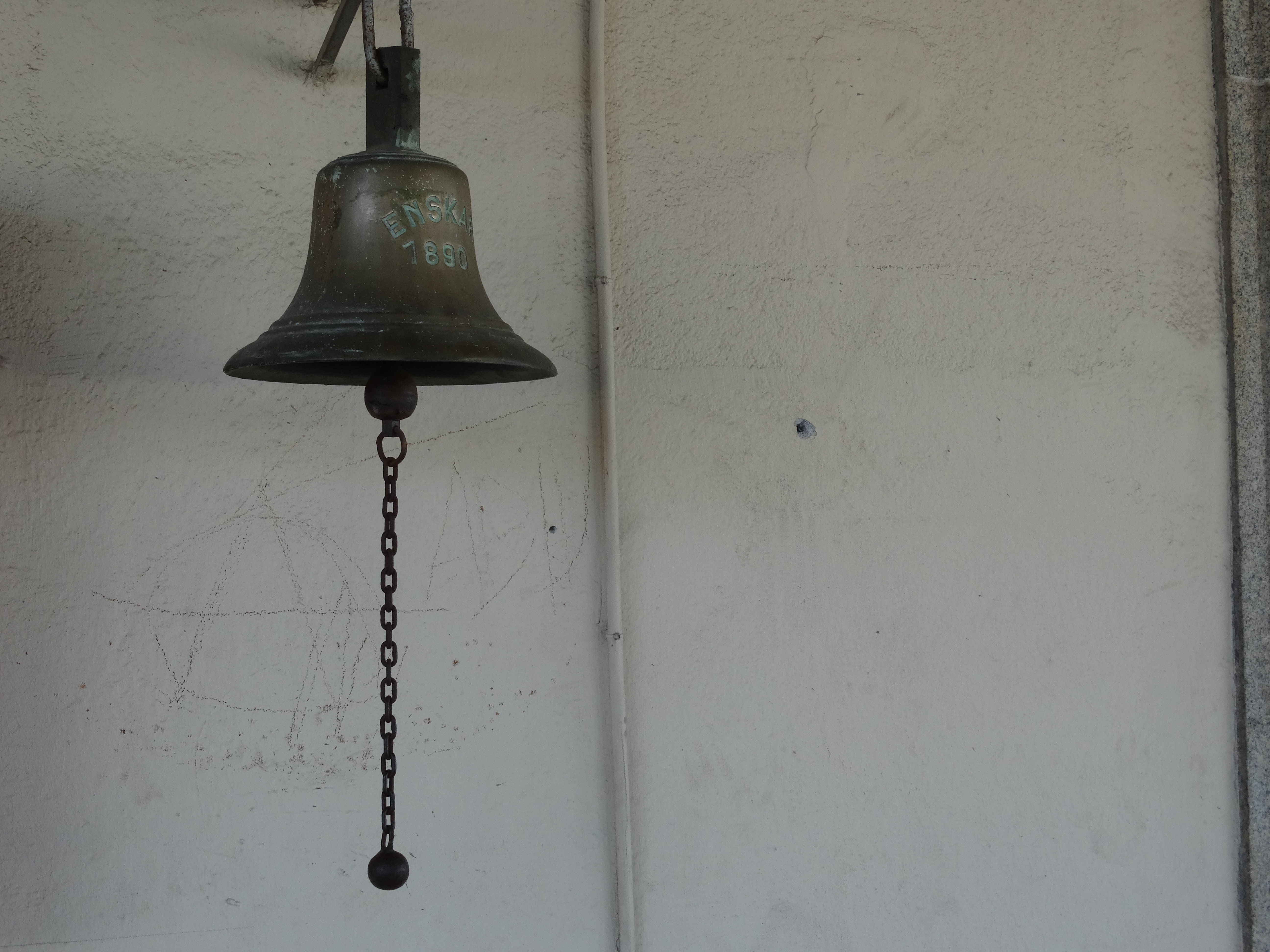 Campana de aviso en la estación