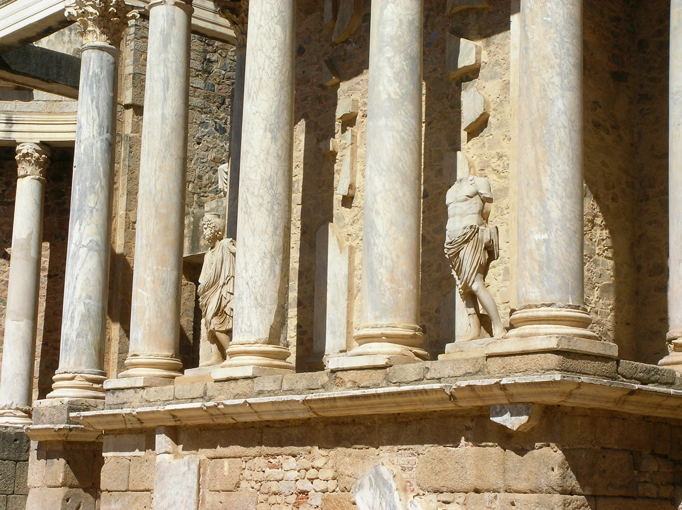 11. ESCULTURAS Y COLUMNAS TEATRO SANY0033