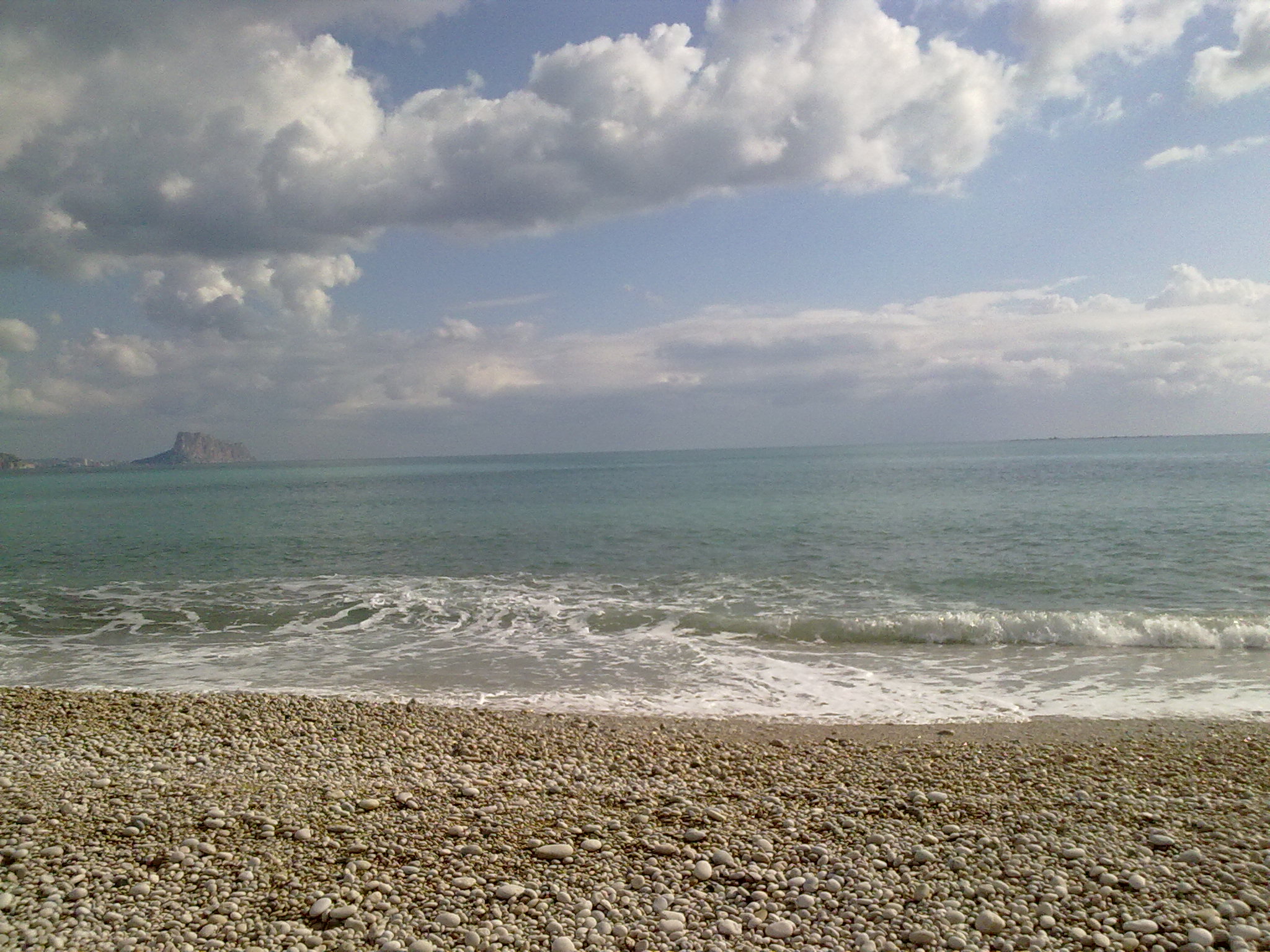 Olas y cantos rodados