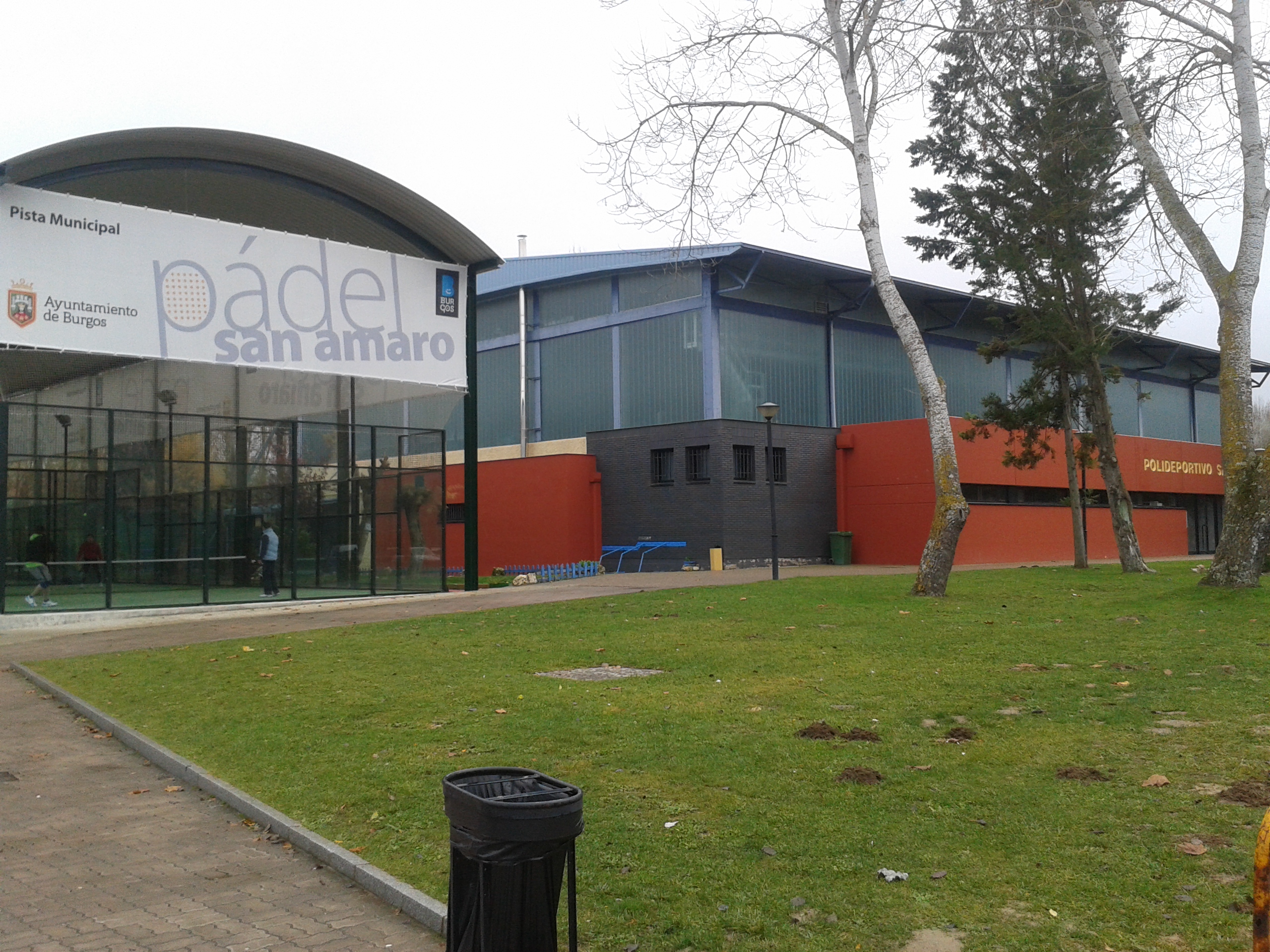 Pistas de padel y polideportivo