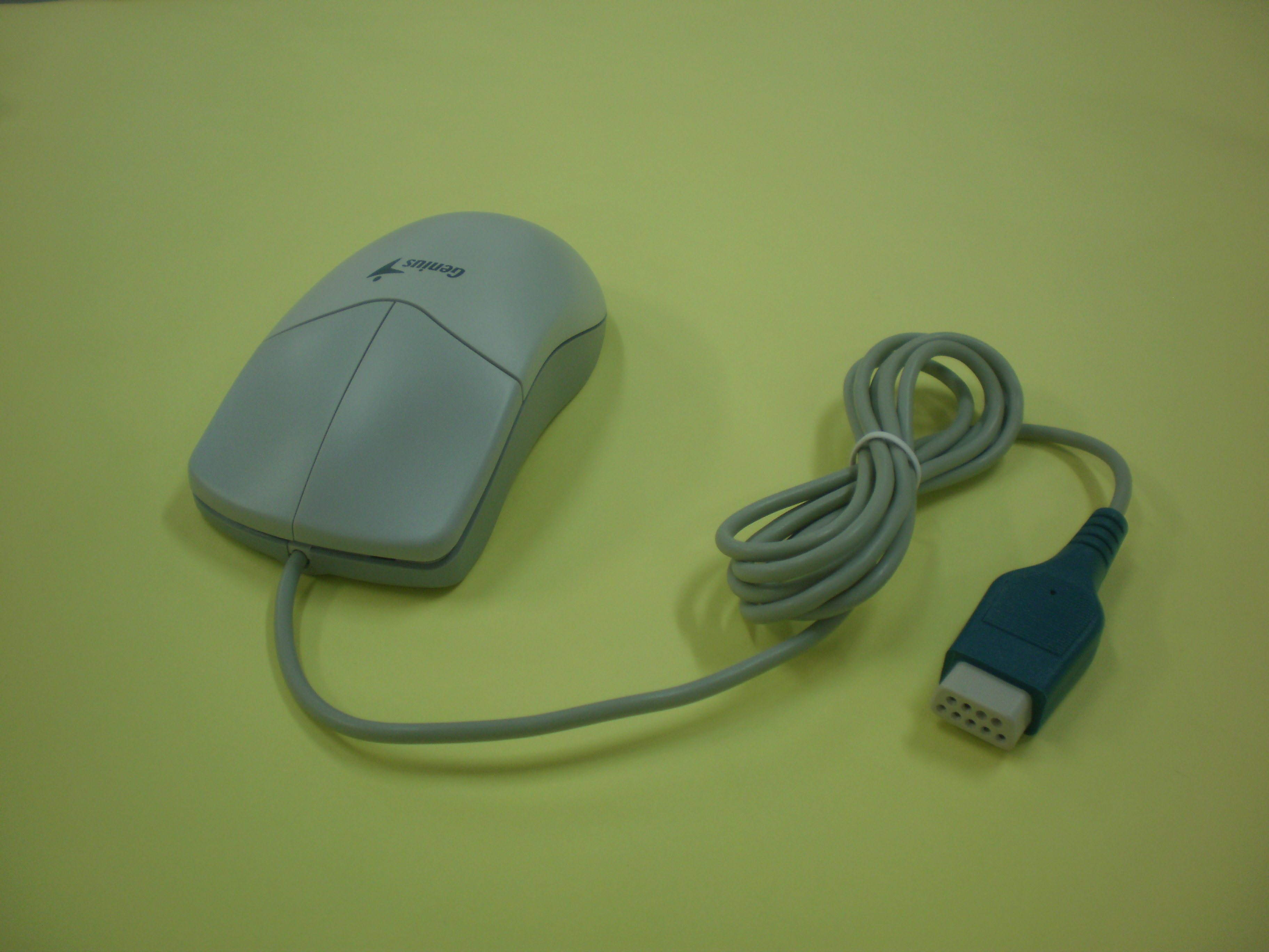 Ratón de bola con puerto serie