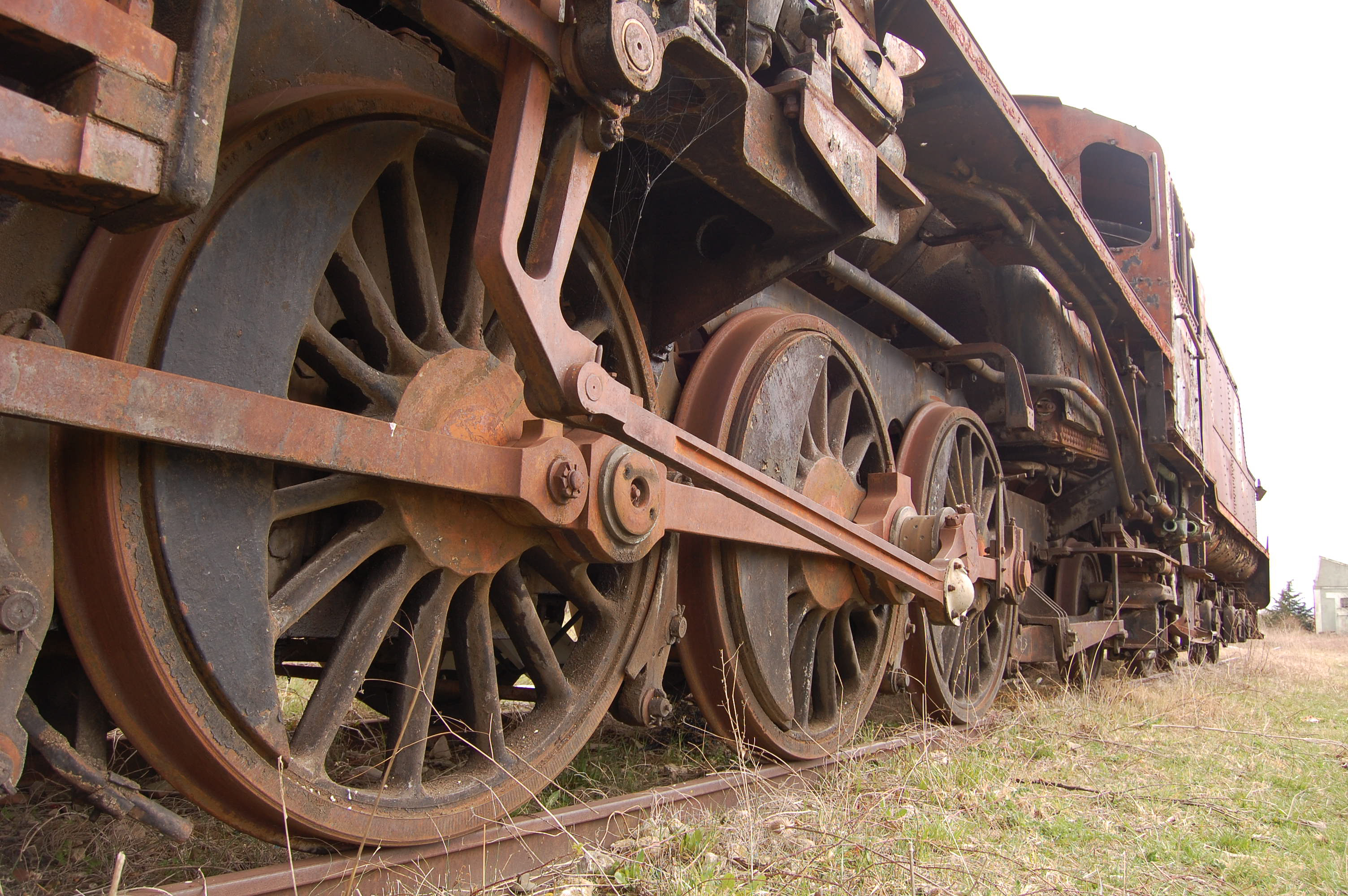 Ruedas tractoras de una locomotora de vapor antigua