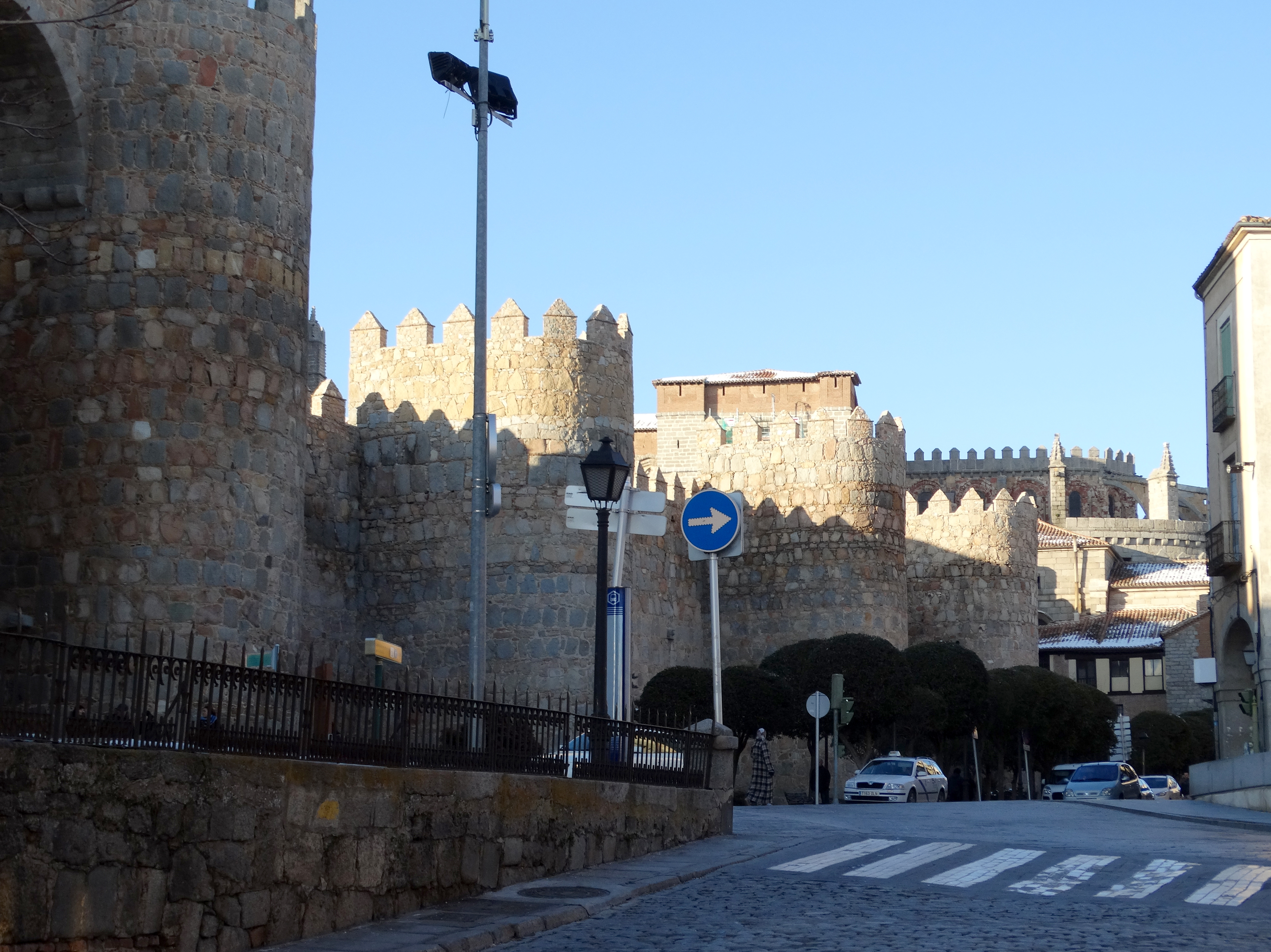 Adarve de la Catedral incrustado en la muralla