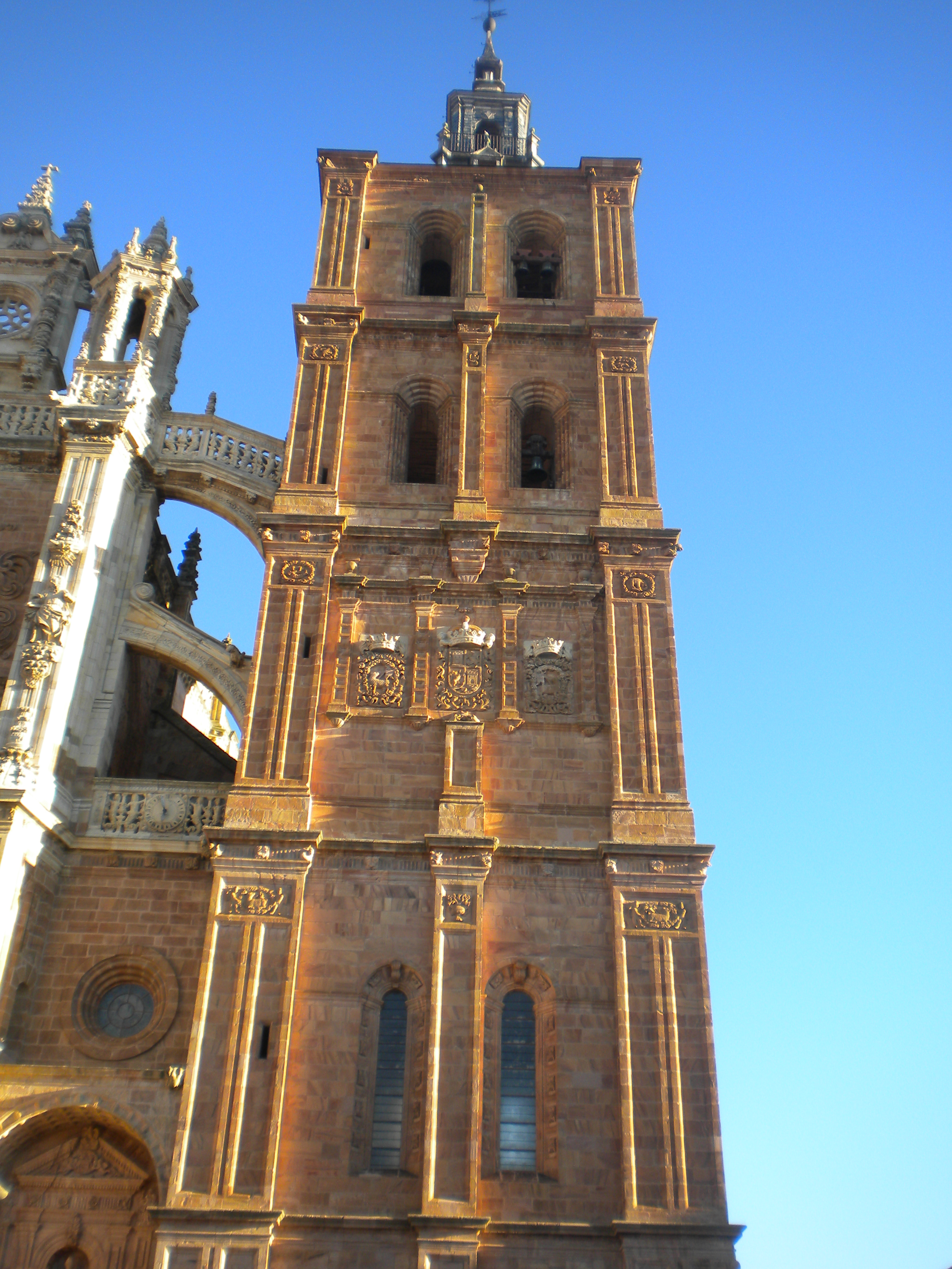 Catedral de Astorga (torre derecha de la portada principal)