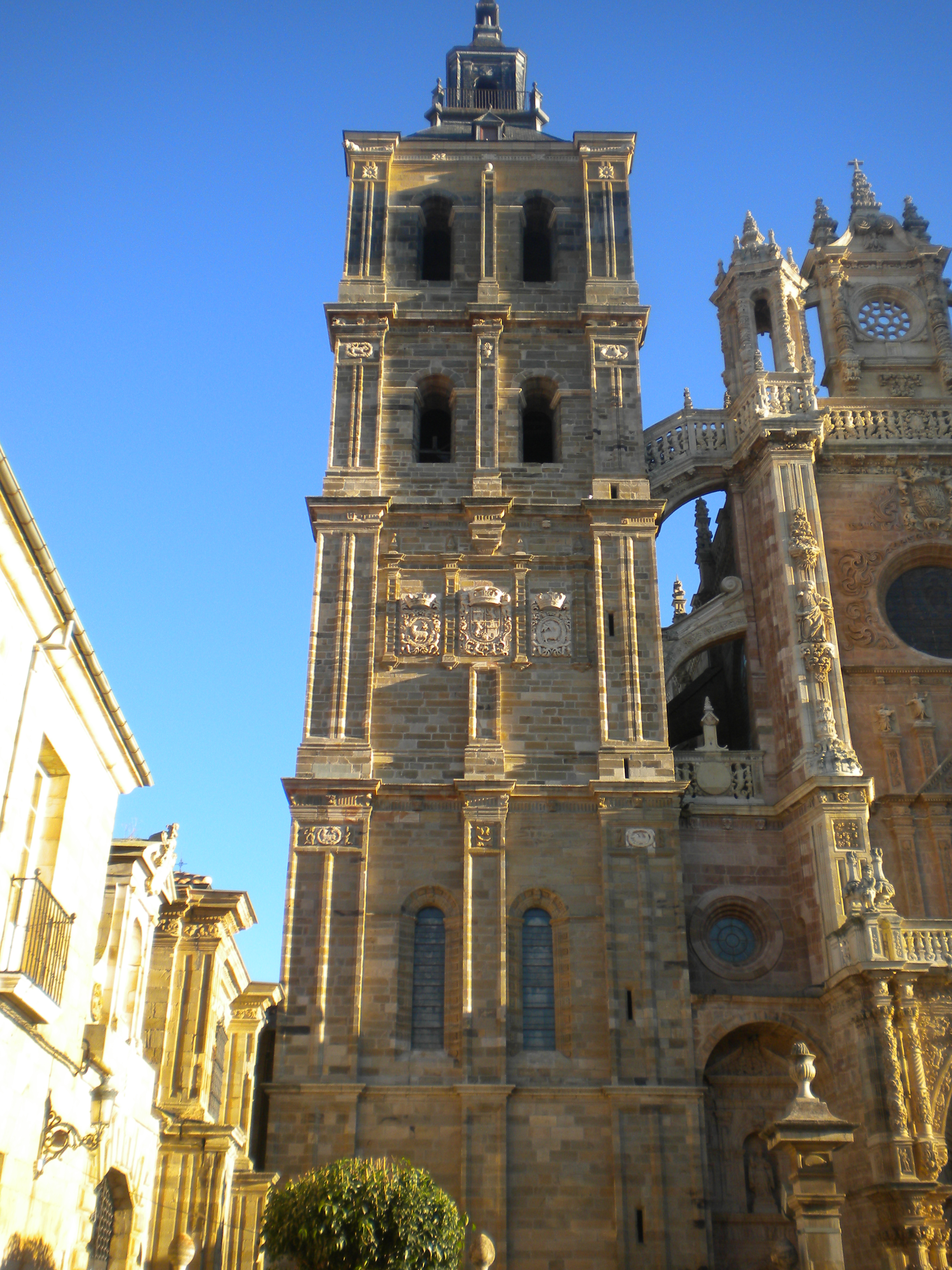 Catedral de Astorga (torre izquierda de la portada principal)