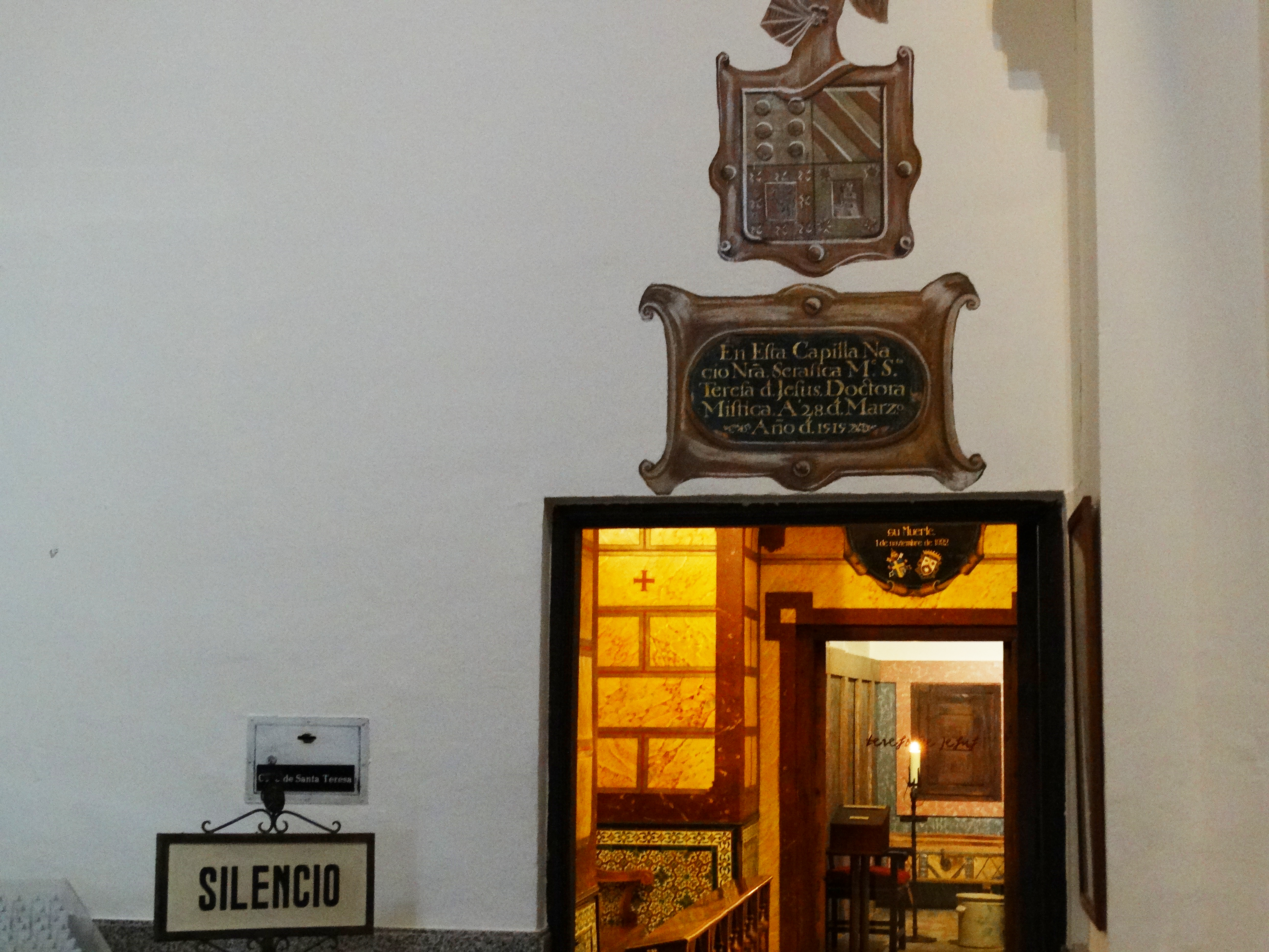 Entrada a la Capilla natal de Santa Teresa de Jesús