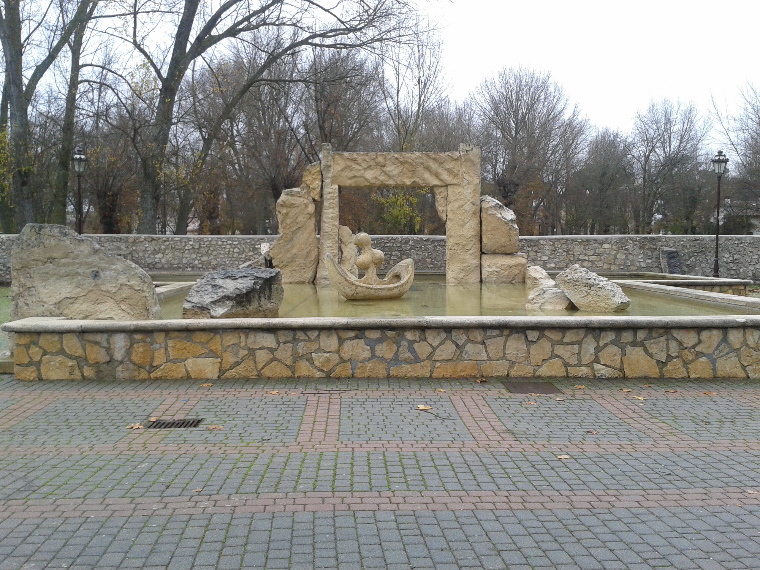 Fuente ornamental situada en el paseo de la universidad, junto al parque del parral