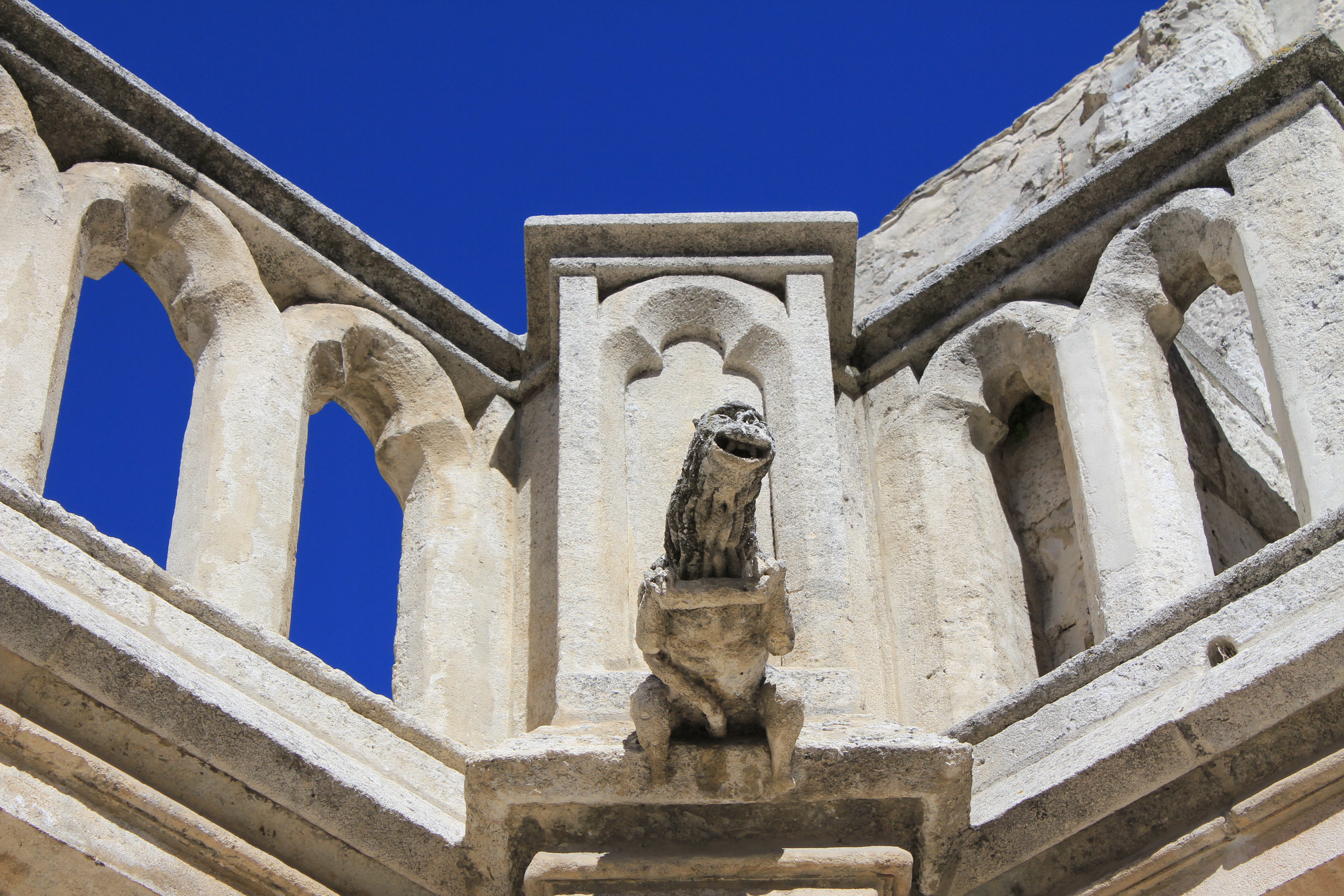 Gárgola sobre cielo azul
