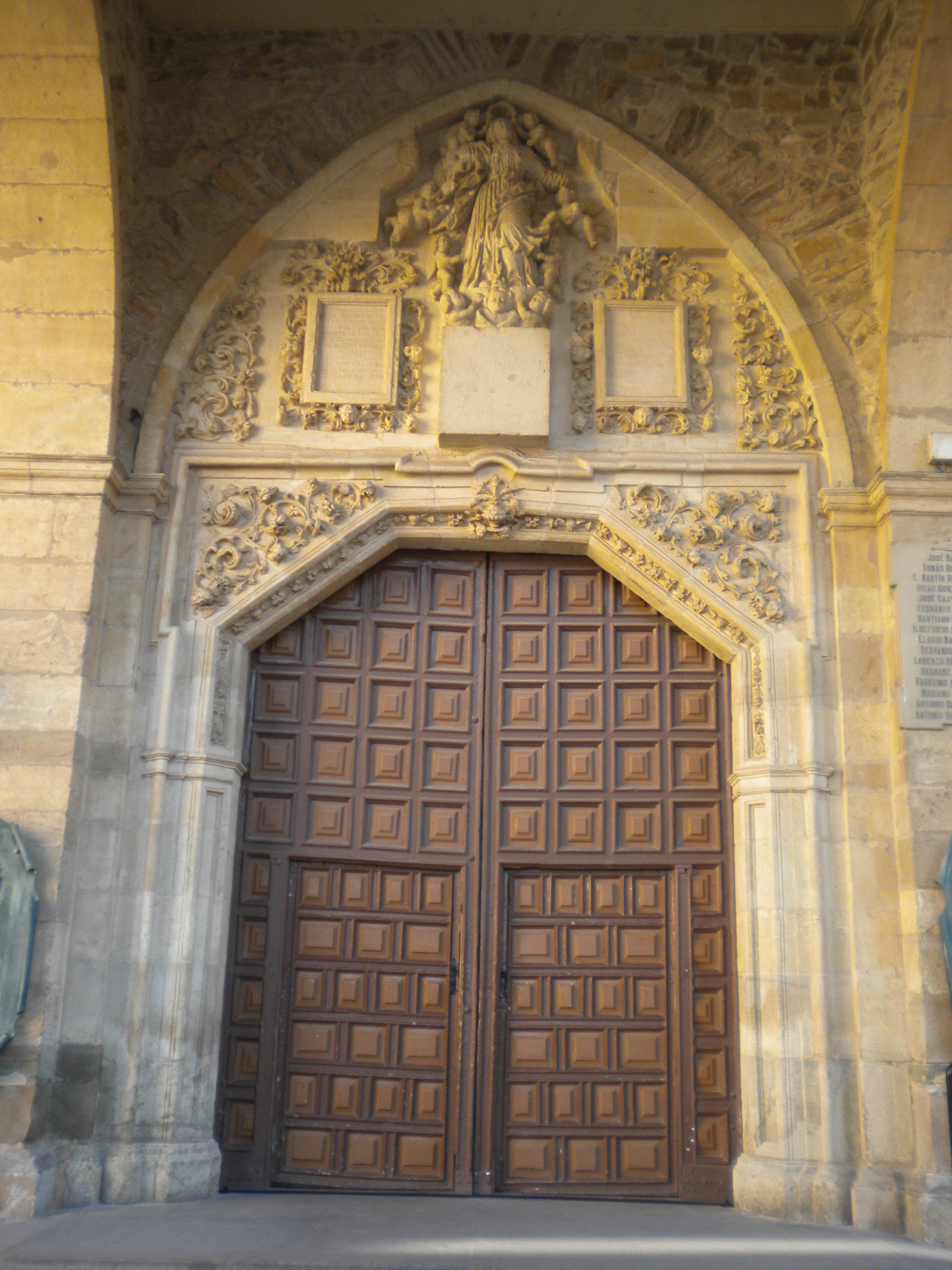 Iglesia de Santa María. Entrada principal (La Bañeza)