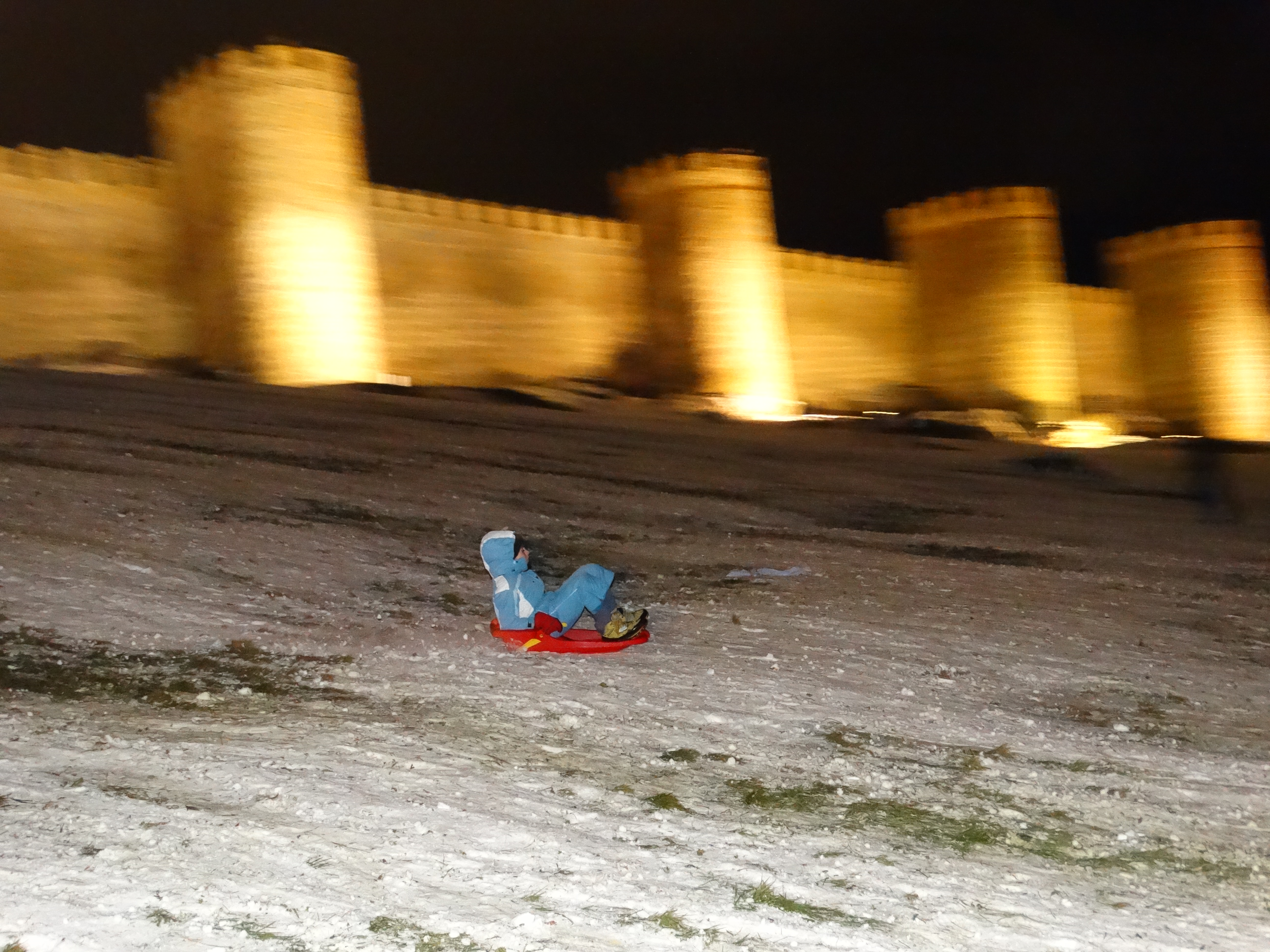 Niña en trineo en las murallas de Ávila