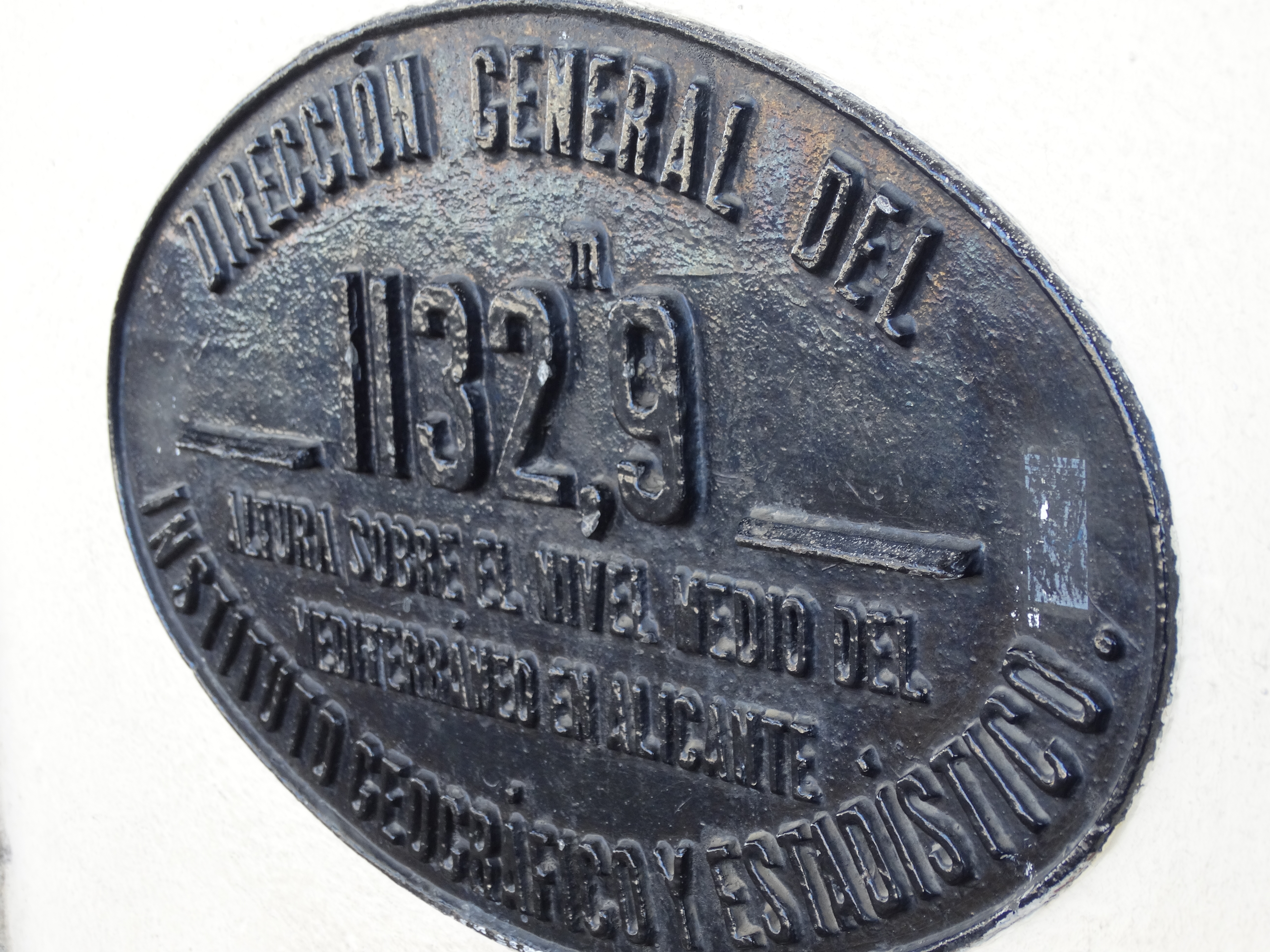 Placa que certifica la altitud de la ciudad