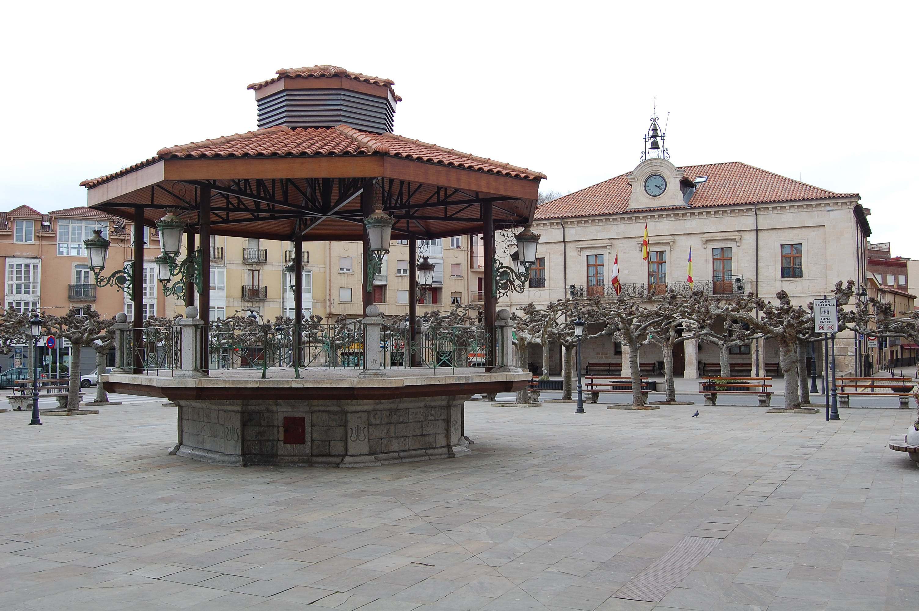 Plaza mayor de Villarcayo y Ayuntamiento