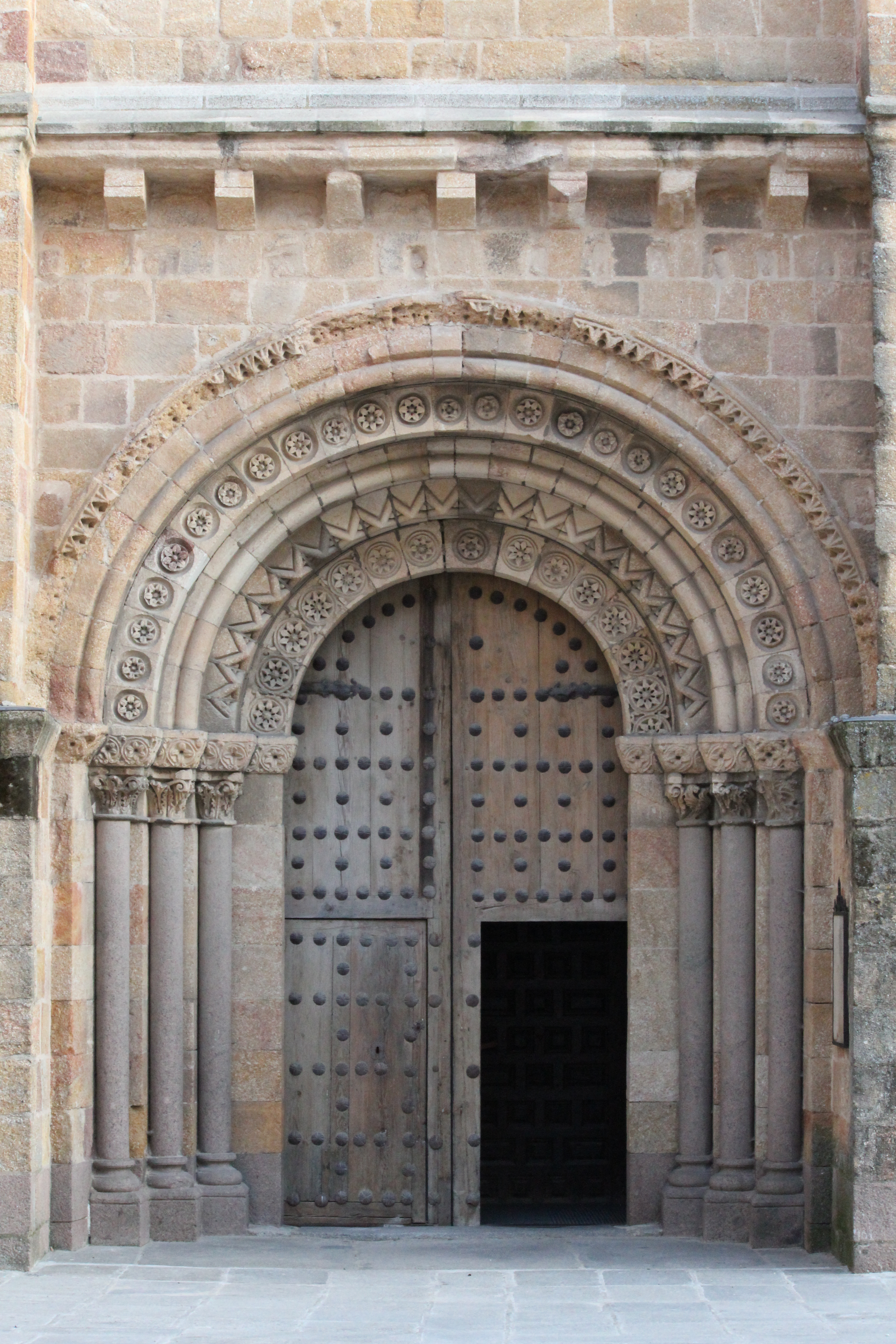 Pórtico románico