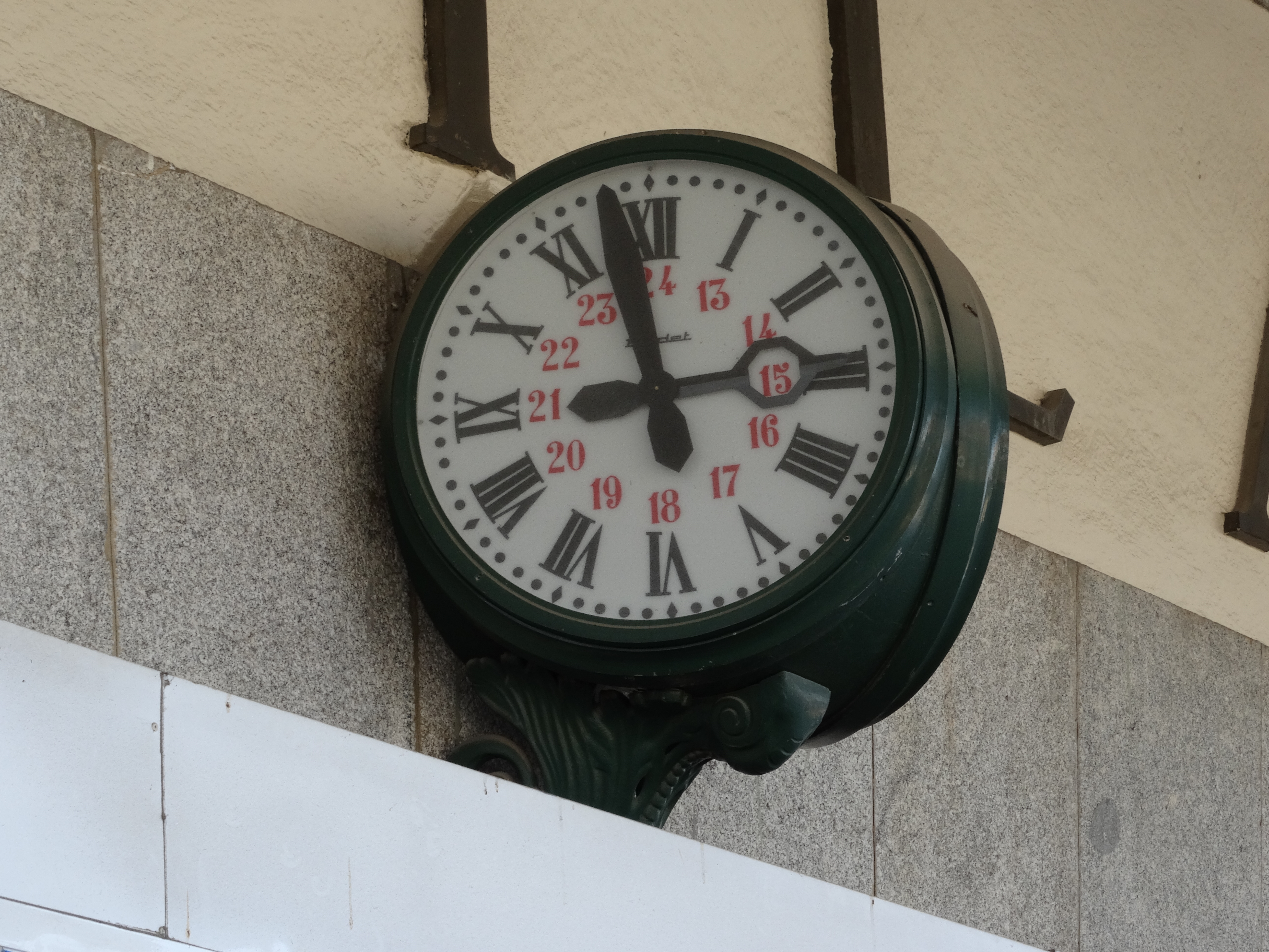 Reloj exterior en el andén principal de la estación de Ávila