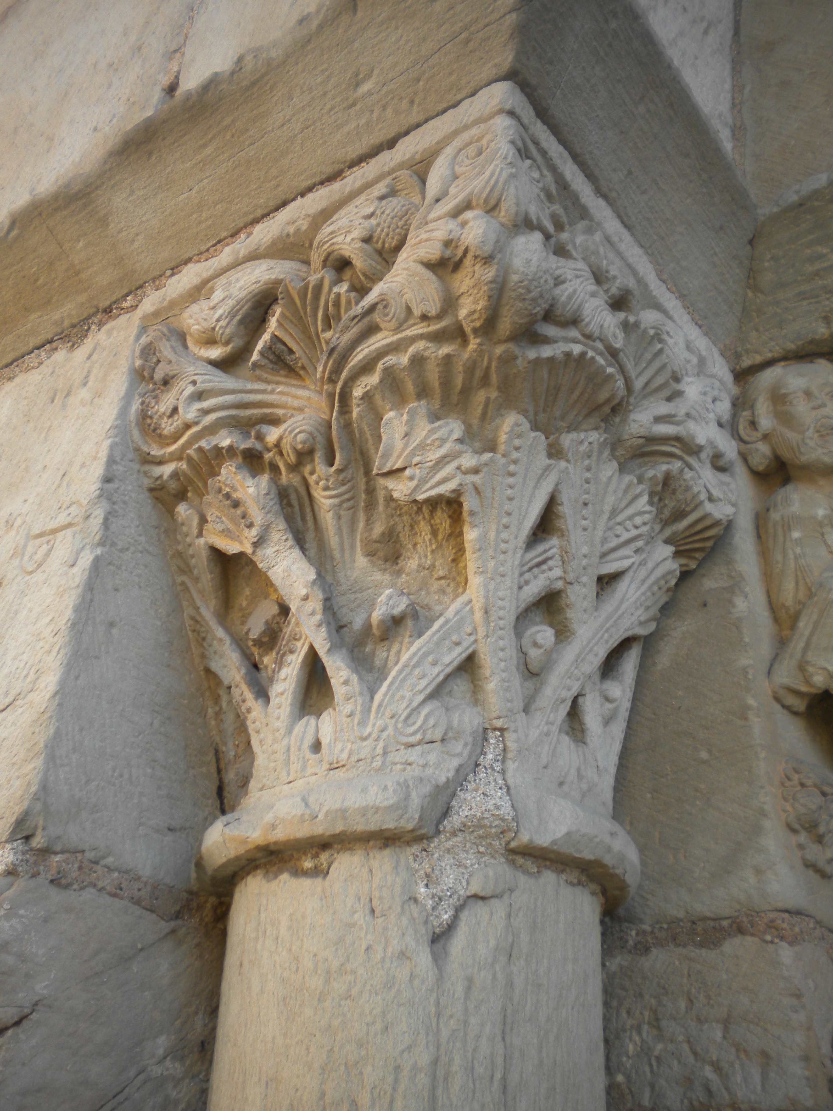 Santuario de la Virgen de Fátima (detalle de capitel románico) 2