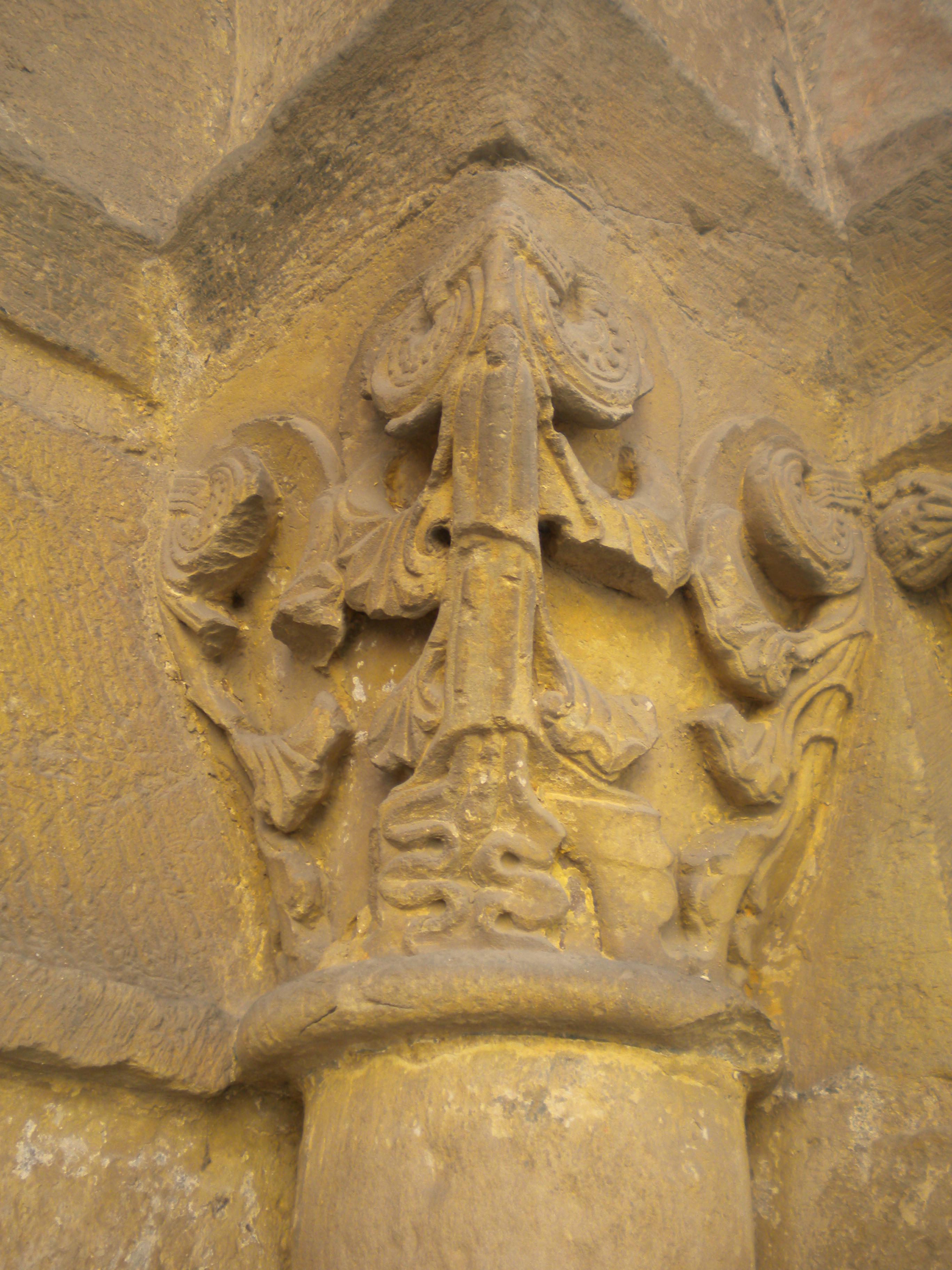 Santuario de la Virgen de Fátima (detalle de capitel románico)3