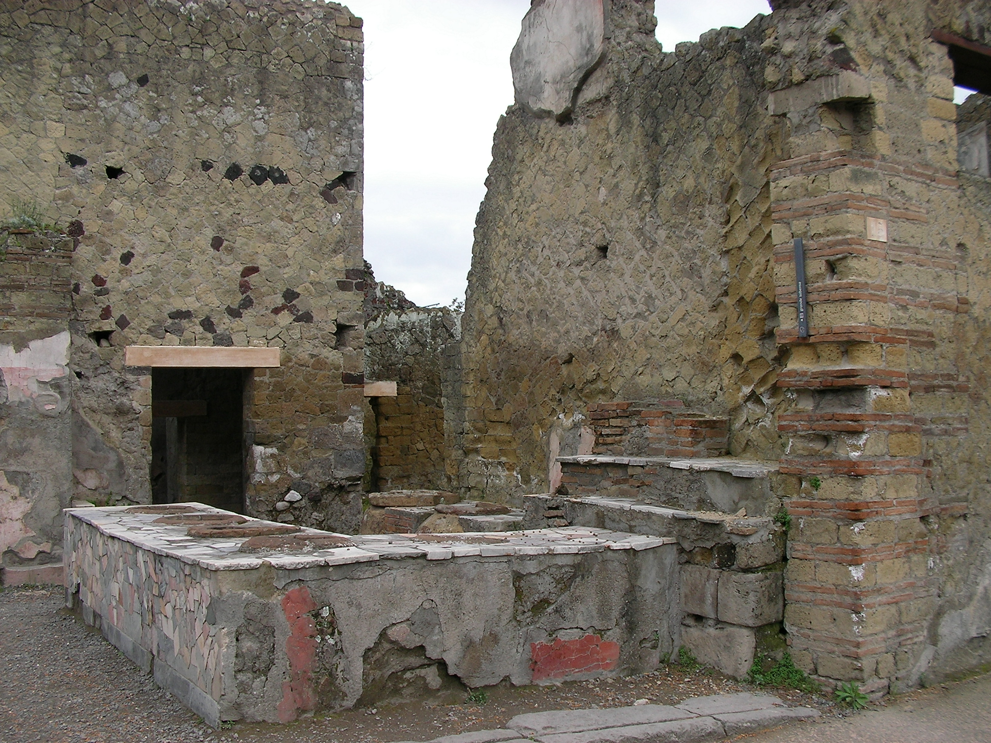 62. THERMOPOLIUM HERCULANO SANY0449