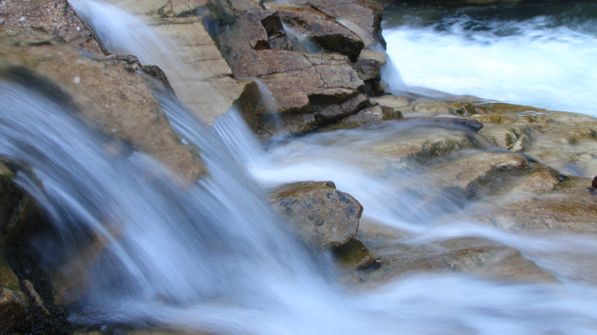 Agua y roca