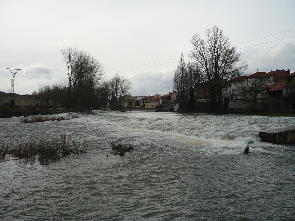 Aguilar de Campoo desde El río Pisuerga
