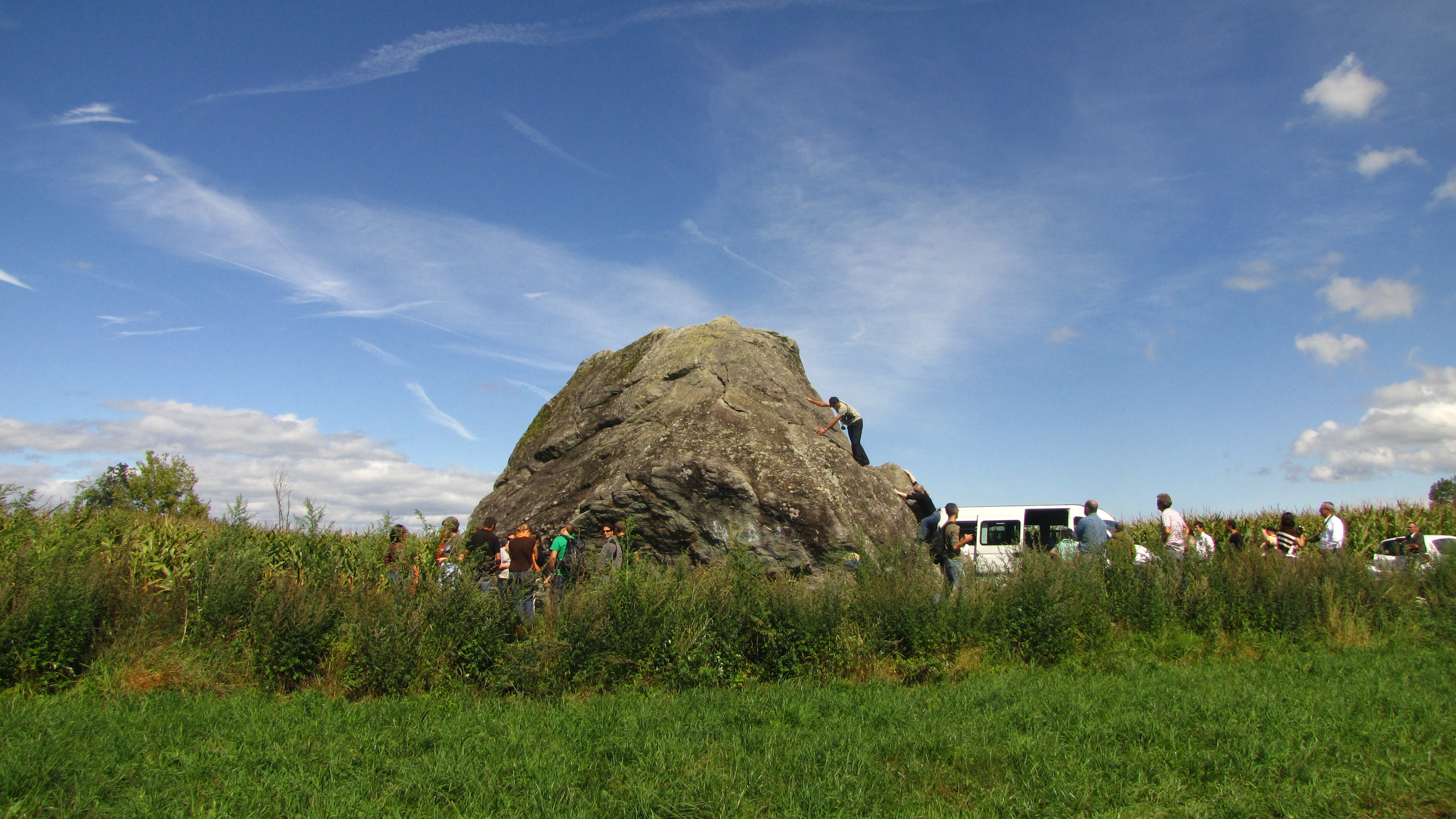 Bloque errático de grandes dimensiones en Massiff des Bauges (Francia)