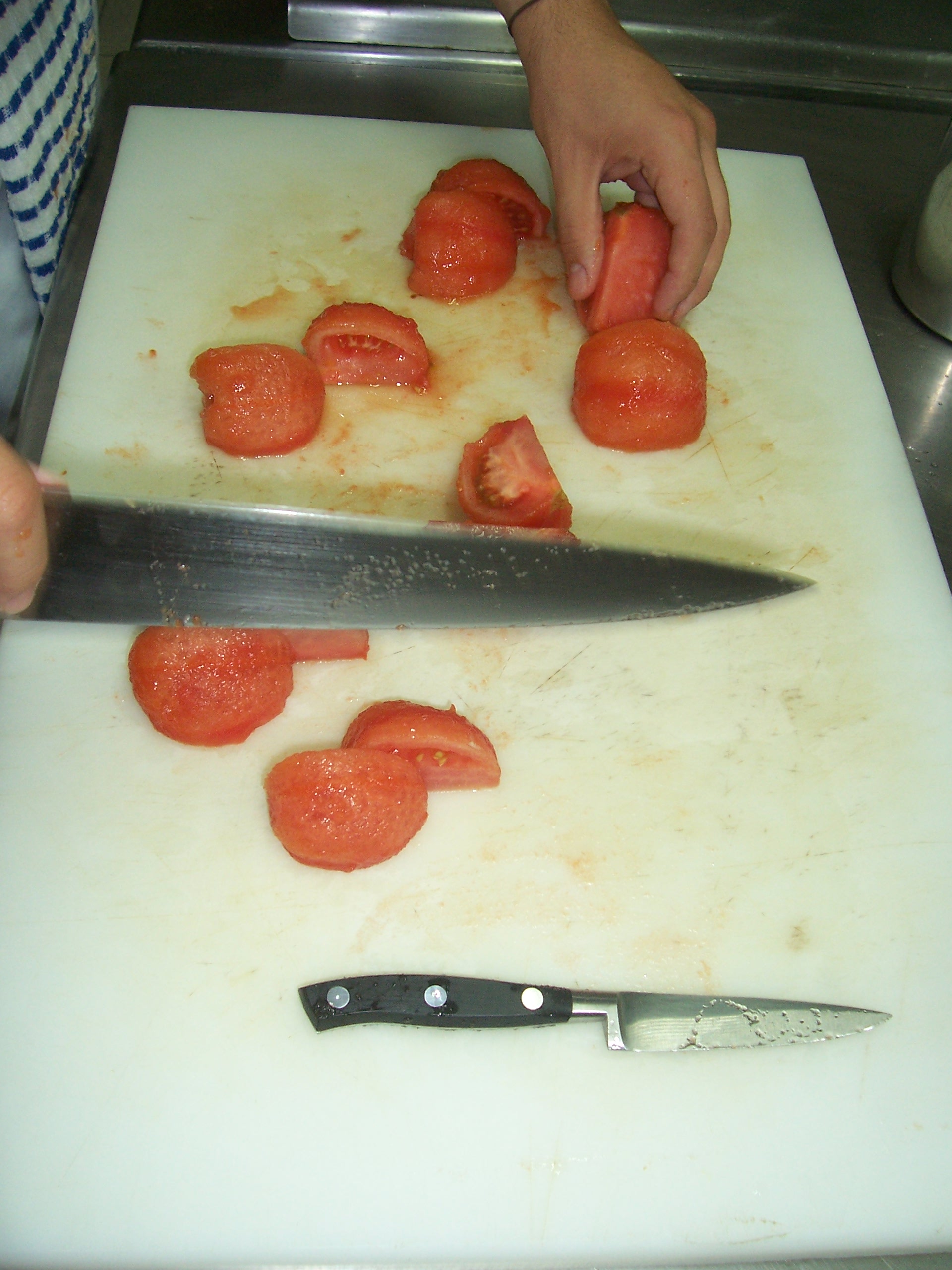 Cuartos de tomate pelados y escaldado