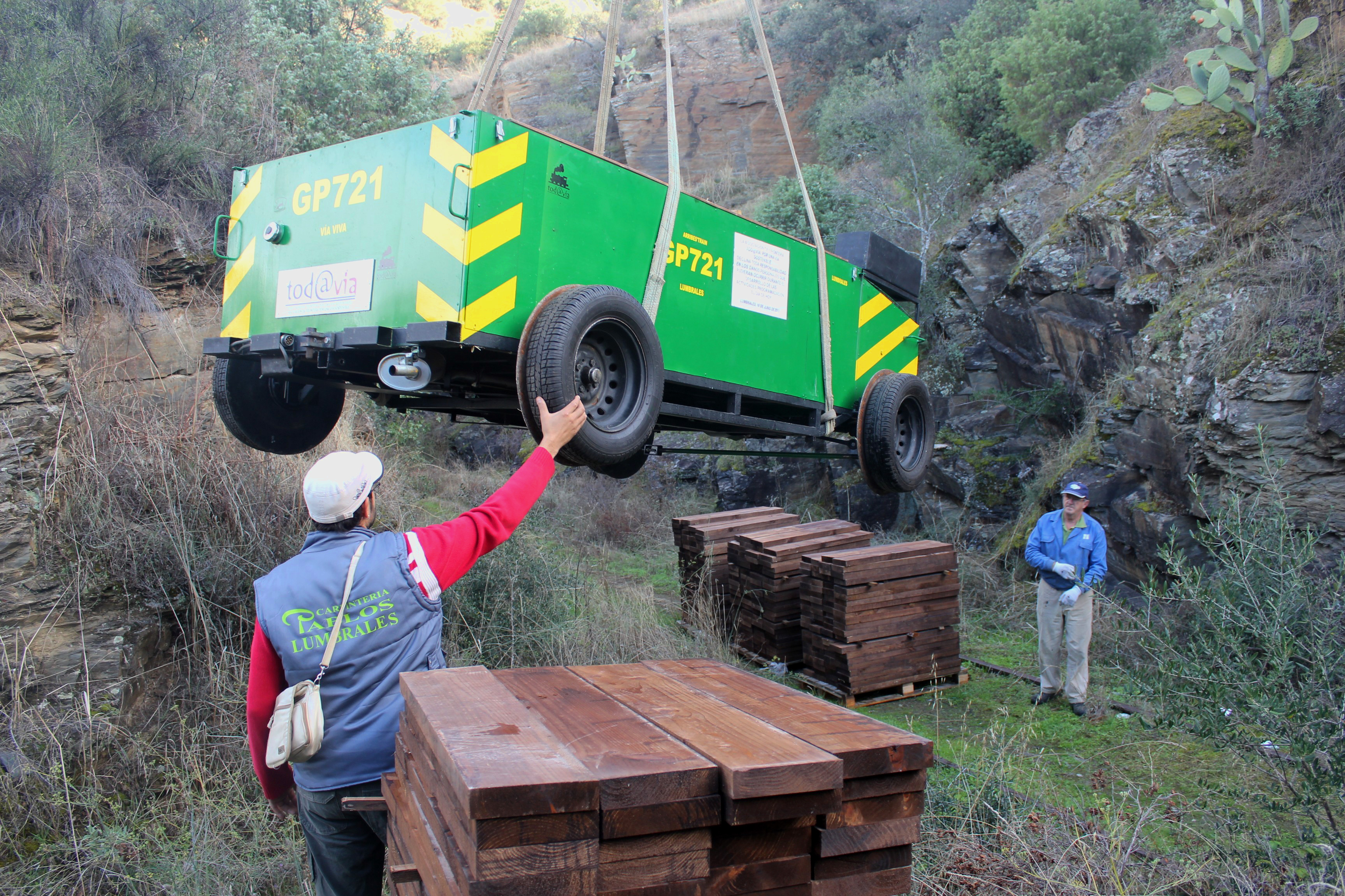 Descargando vehículo alternativo y pallet de tablas para reponer paseo peatonal puente de Las Almas