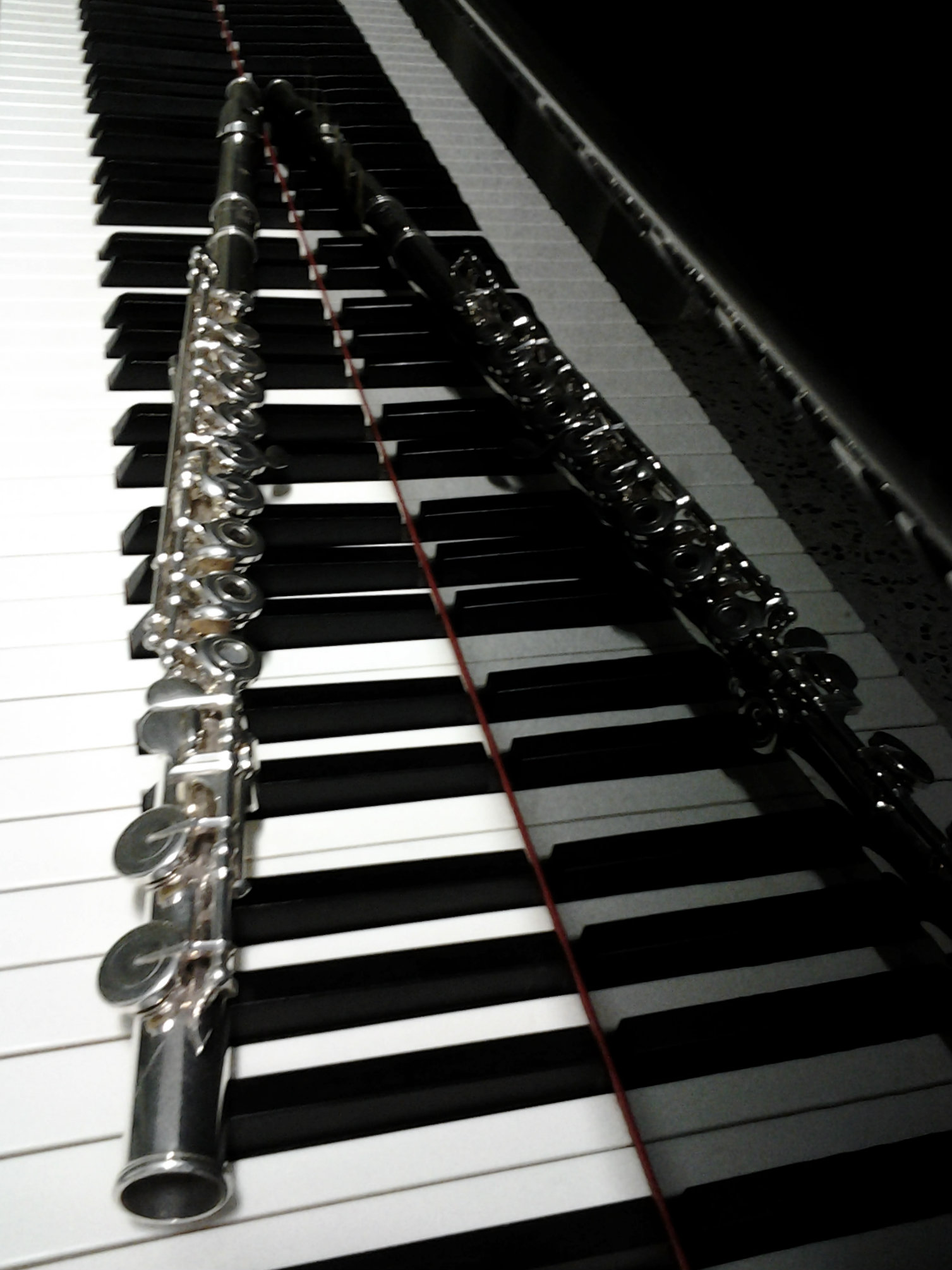 Flauta travesera sobre teclado de piano