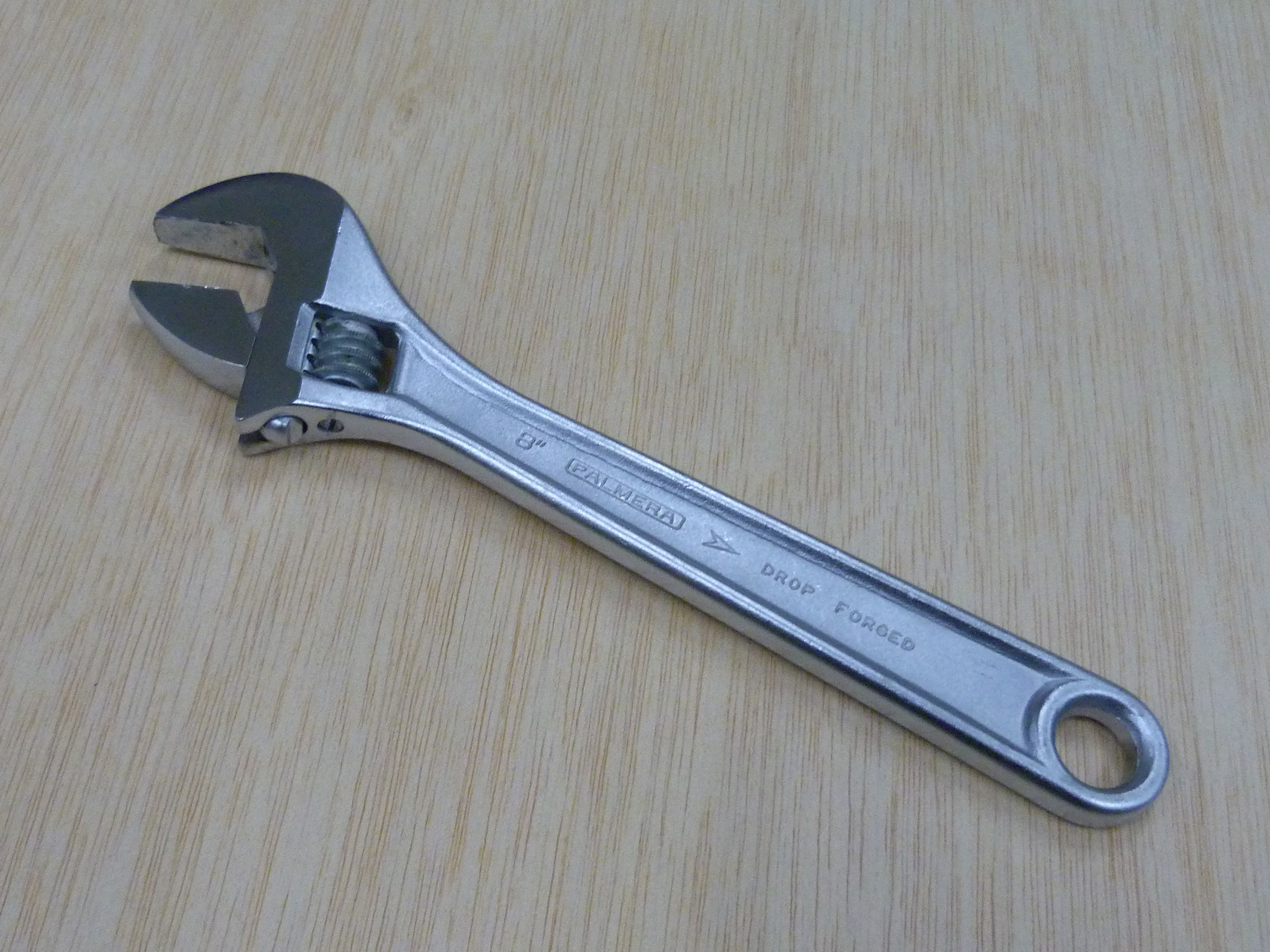 Llave inglesa moleta central