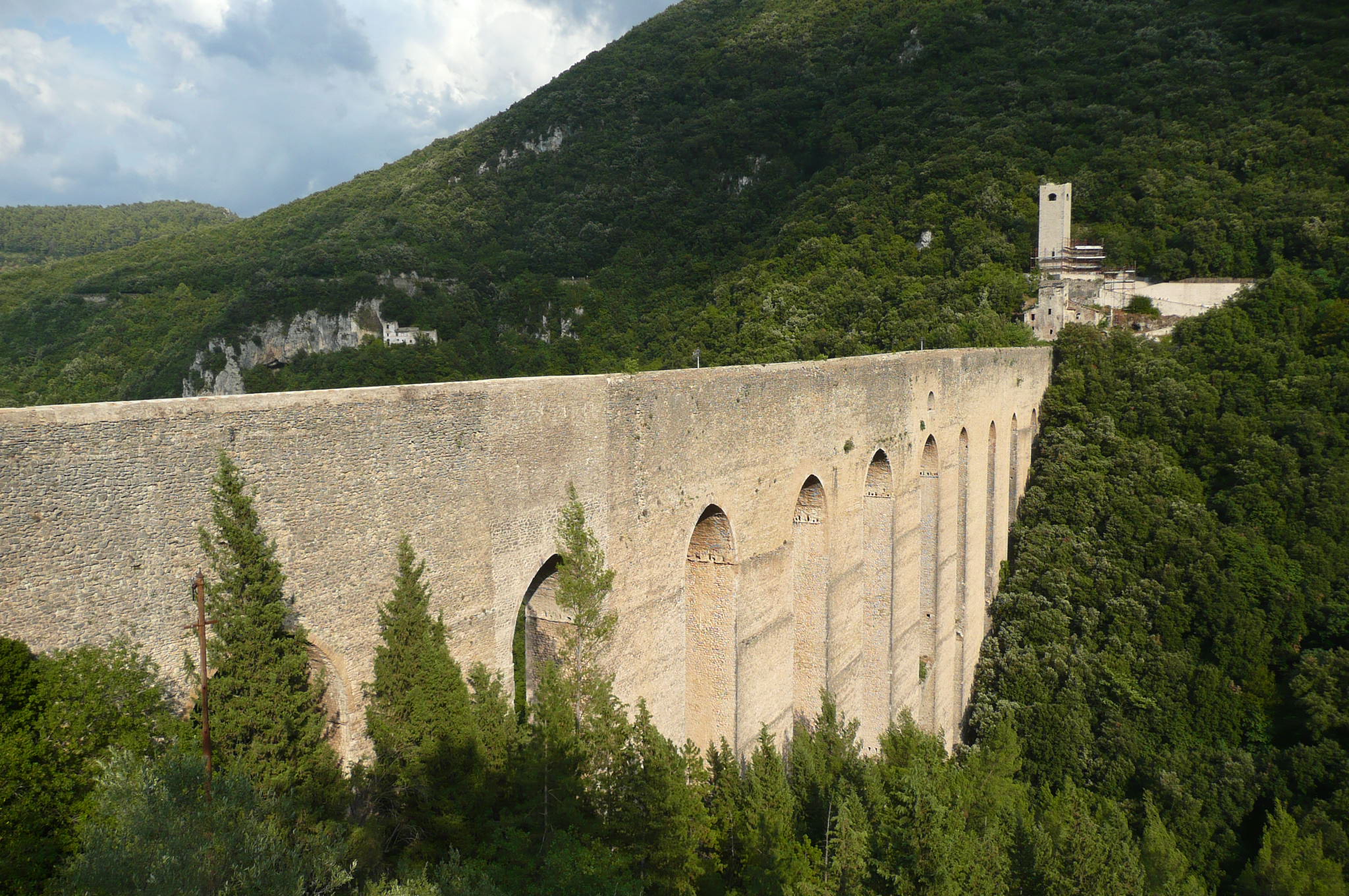 Ponte delle torri (Umbría-Italia)