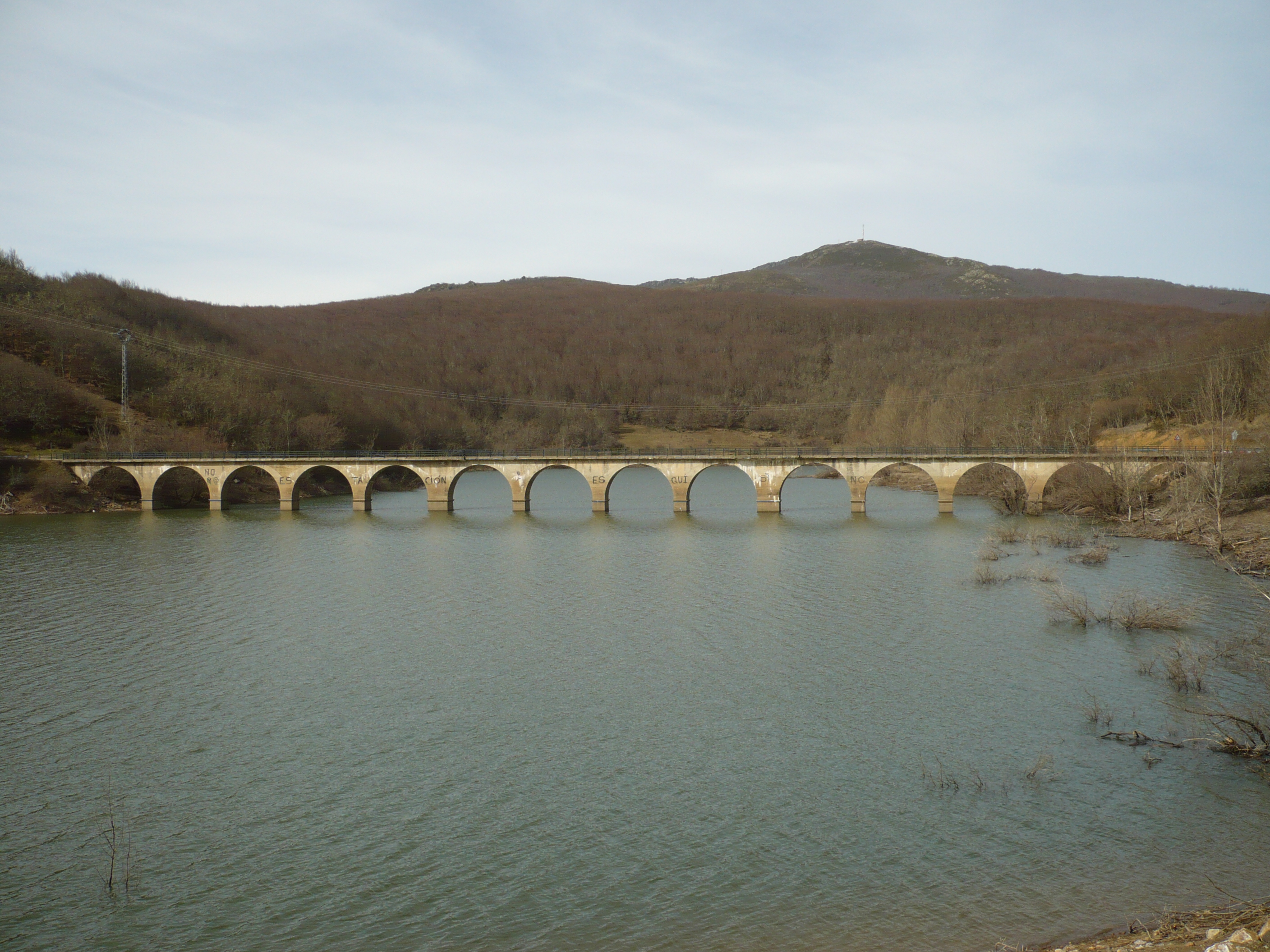 Puente sobre el embalse de Requejada