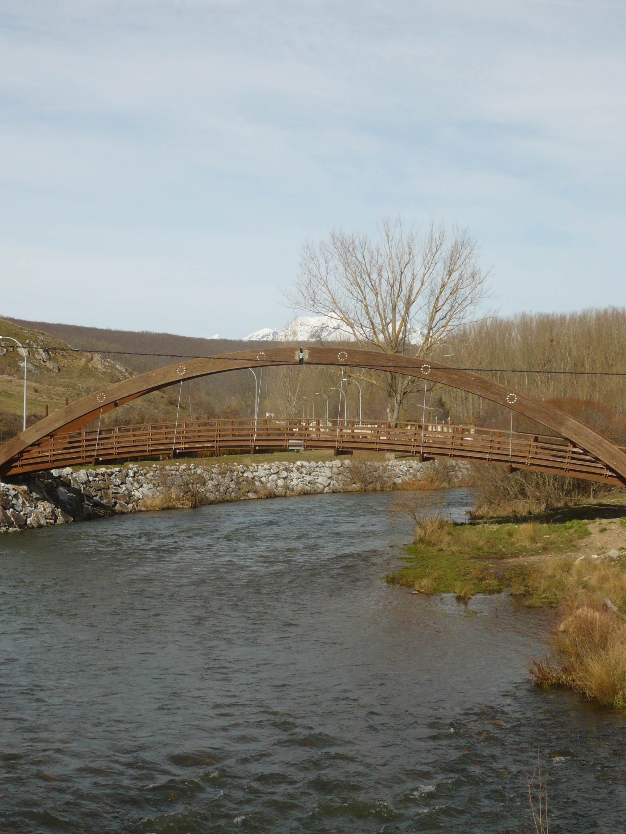 Puente de madera sobre el río Pisuerga