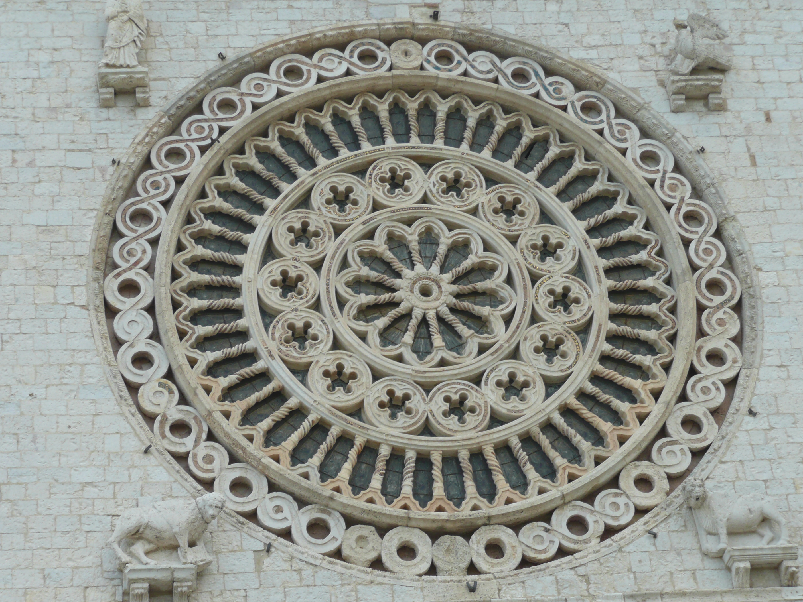 Rosetón de la basílica de San Francisco (Asís- Italia)