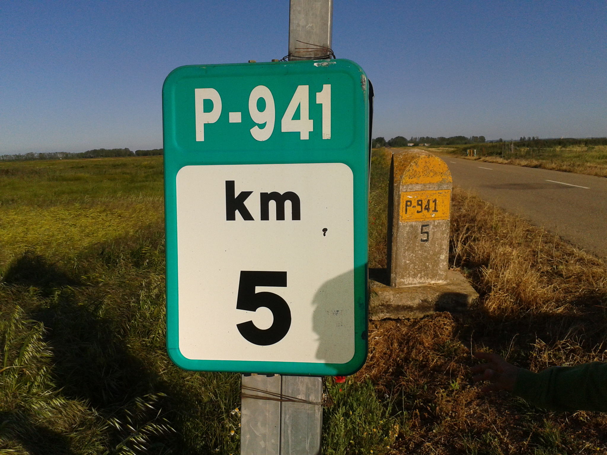 Señal de Tráfico. Indicador de carretera y distancia