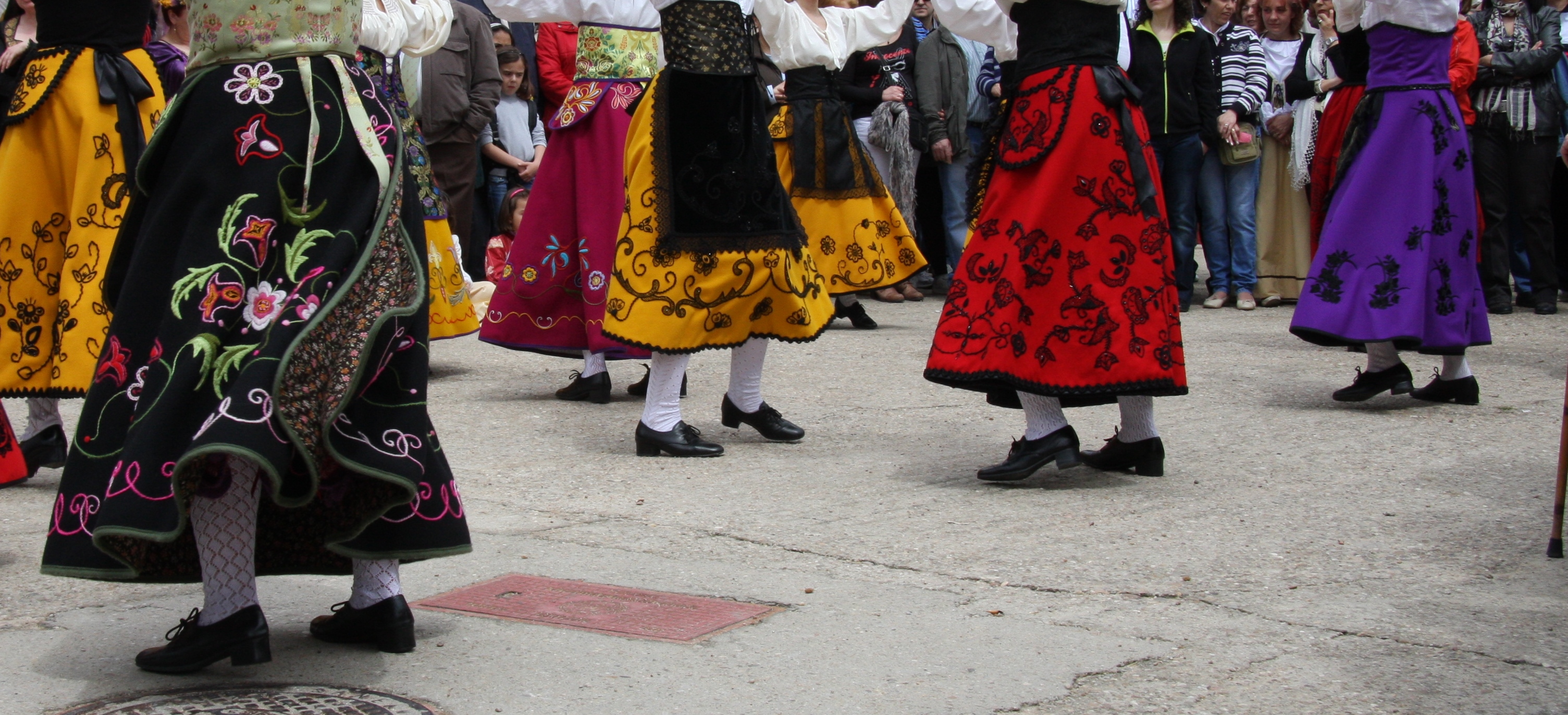 Trajes regionales de gala