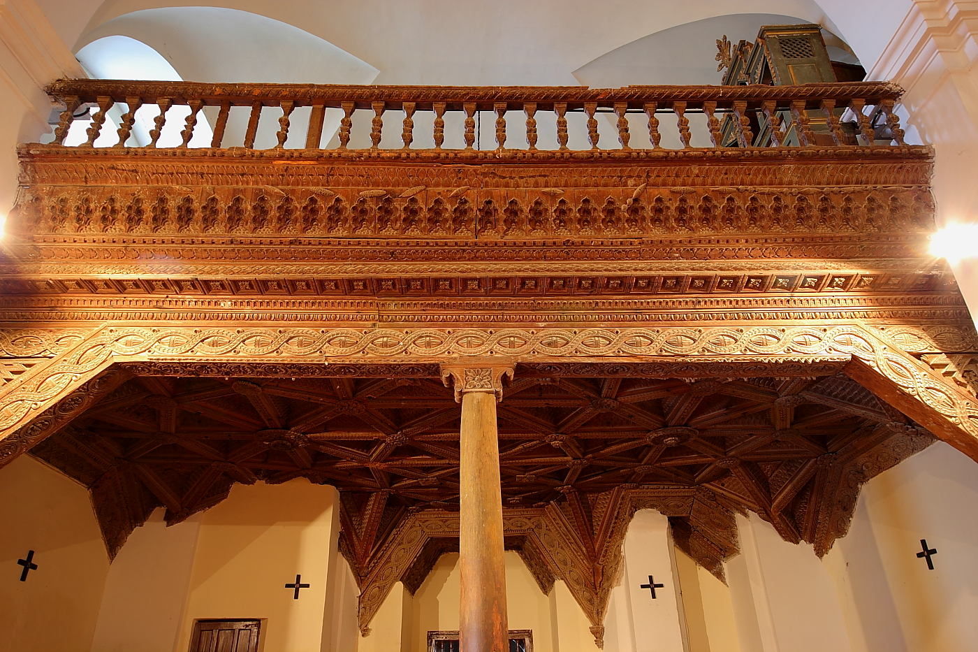 Tribuna mudéjar de la iglesia de Moraleja de Matacabras