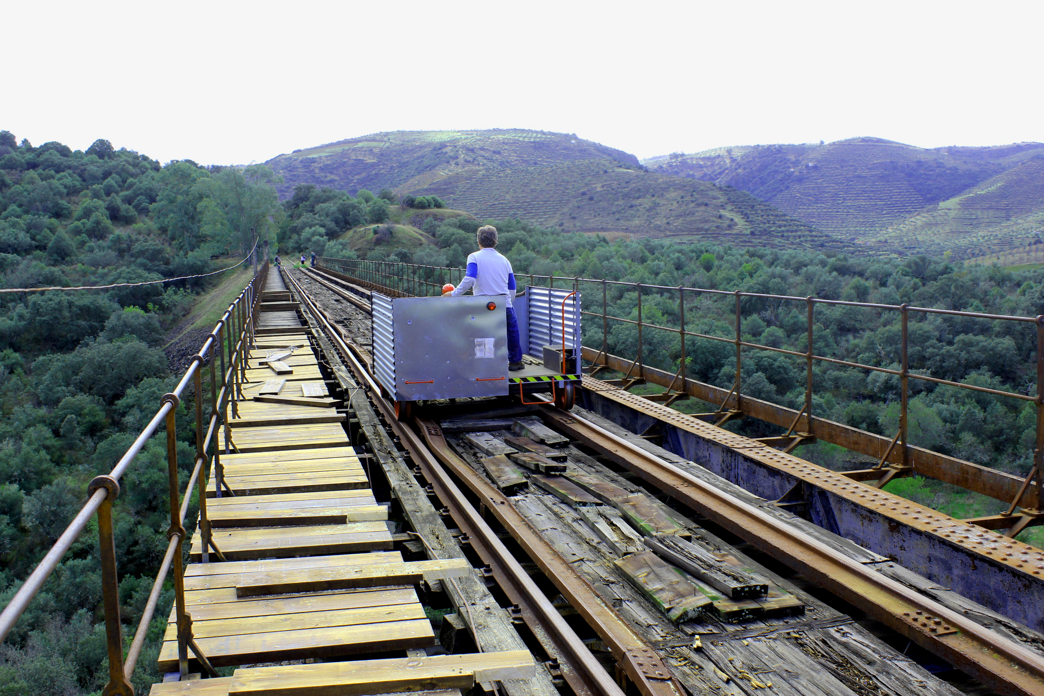 Vehículo alternativo trasladando material en el puente de Las Almas