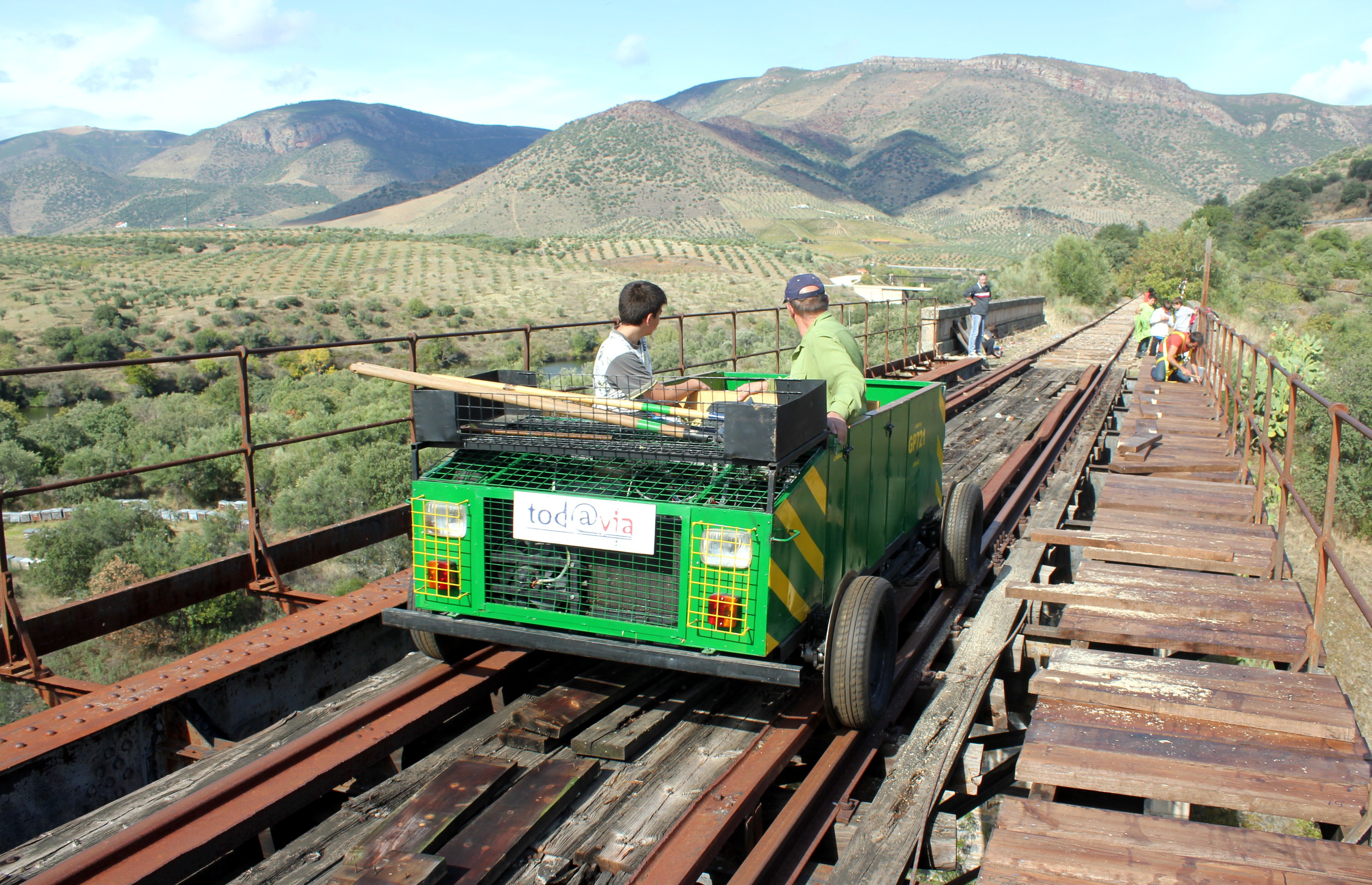 Vehículo GP-721 en puente de Las Almas