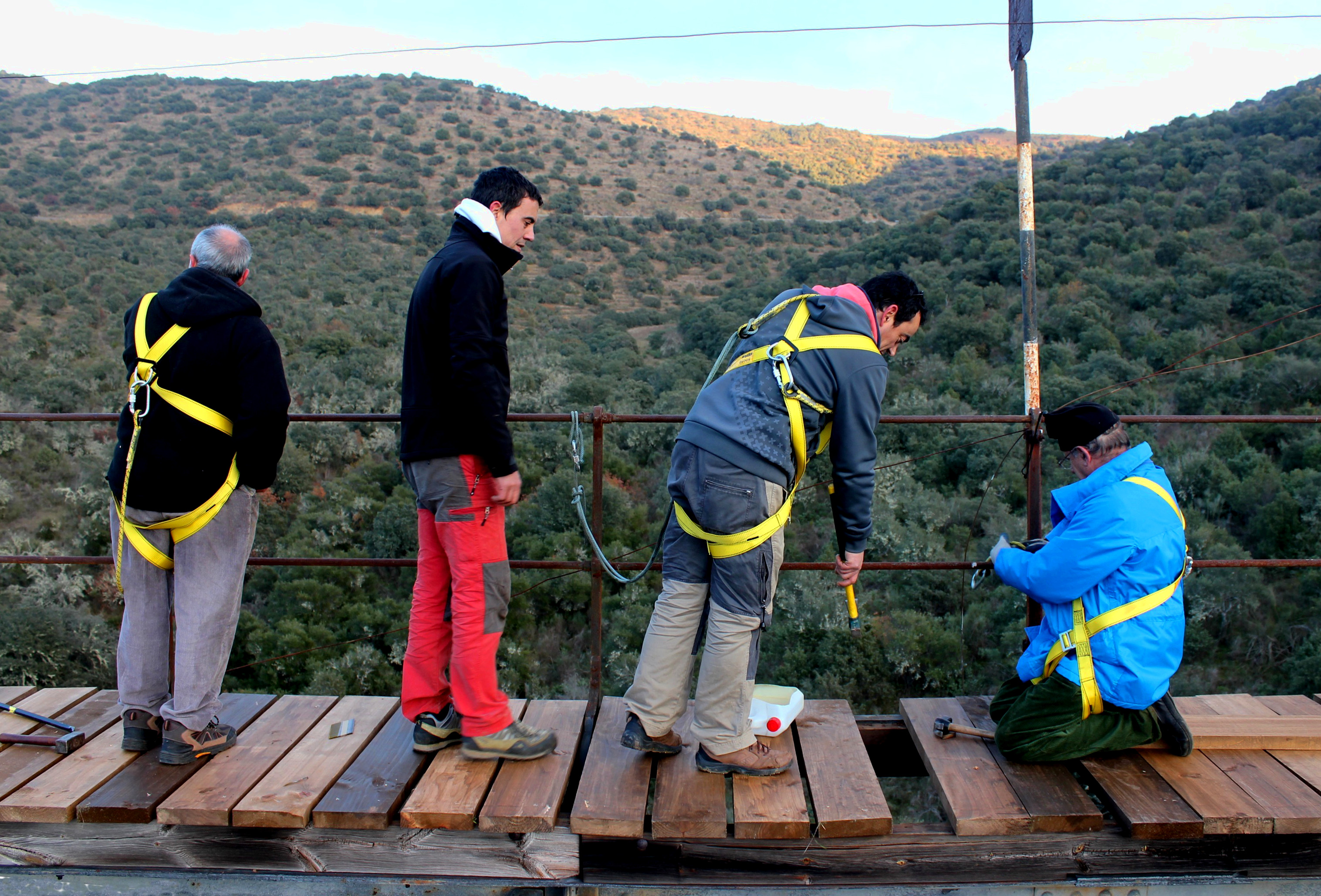Voluntario contemplando Bien Interés Cultural Línea Férrea La Fuente-Barca d¿Alva