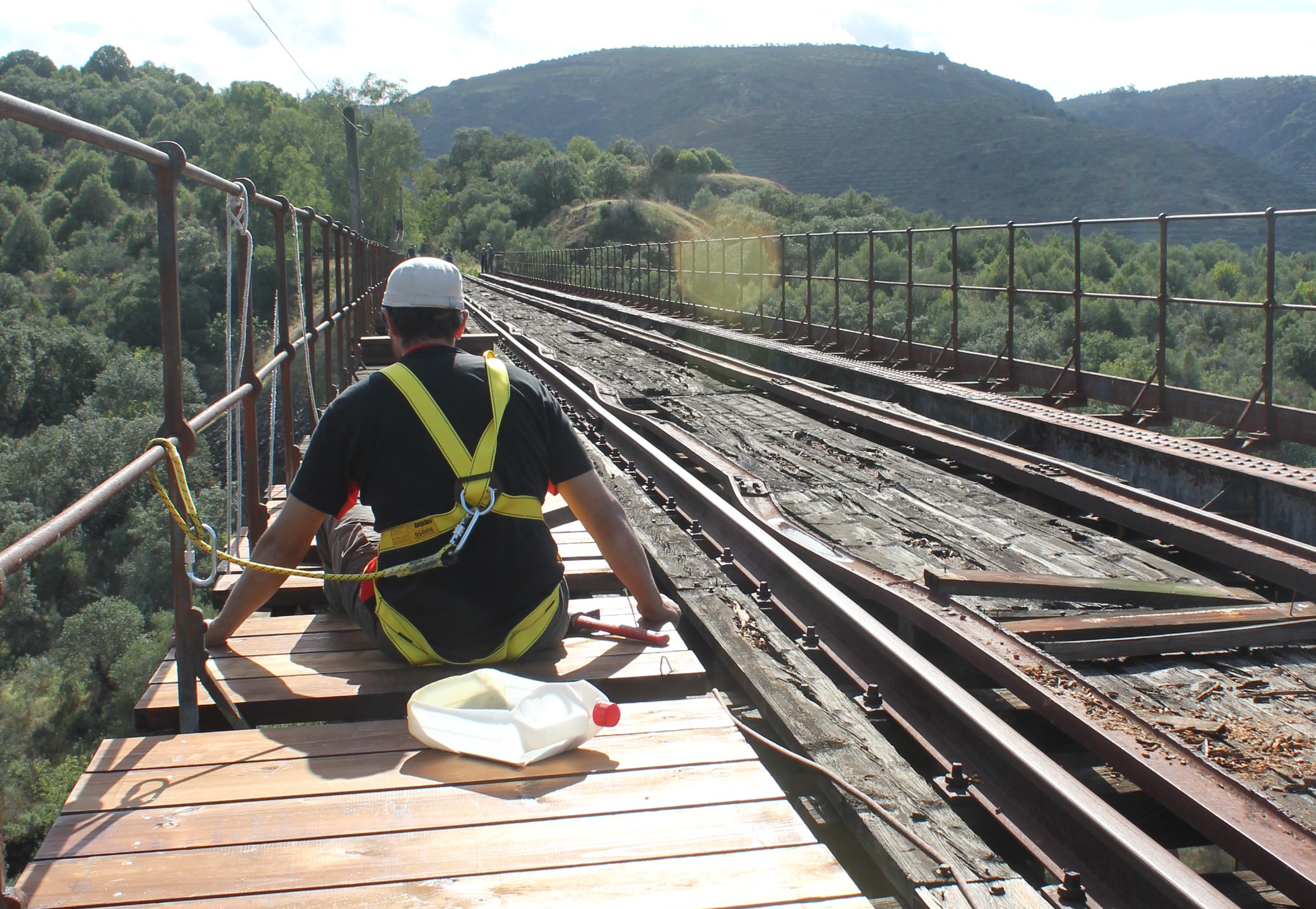 Voluntario reponiendo tablas en el paseo peatonal puente de Las Almas