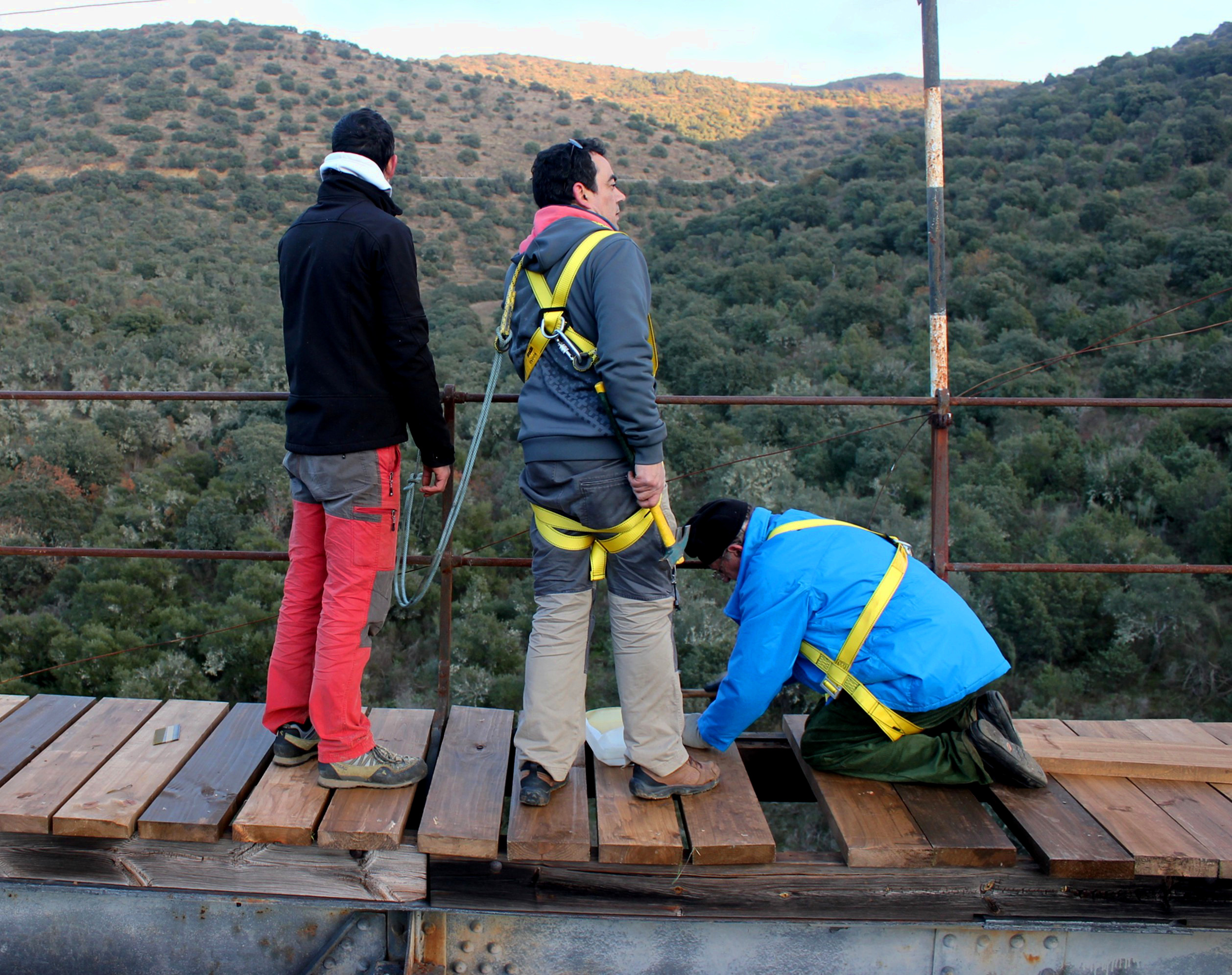 Voluntarios con arneses en el puente de Las Almas