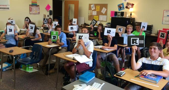 Alumnado usando Plickers