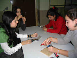 Alumnos usando dispositivos digitales para el proyecto